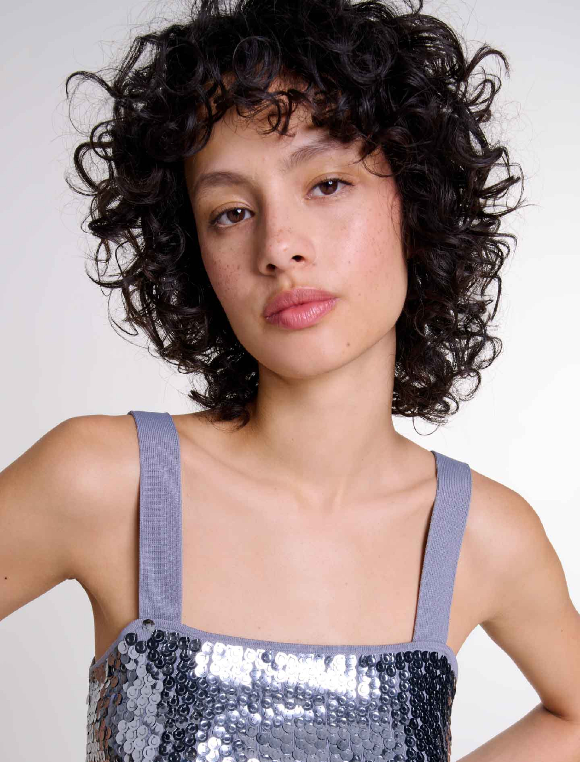 Женский серый топ украшенный пайетками