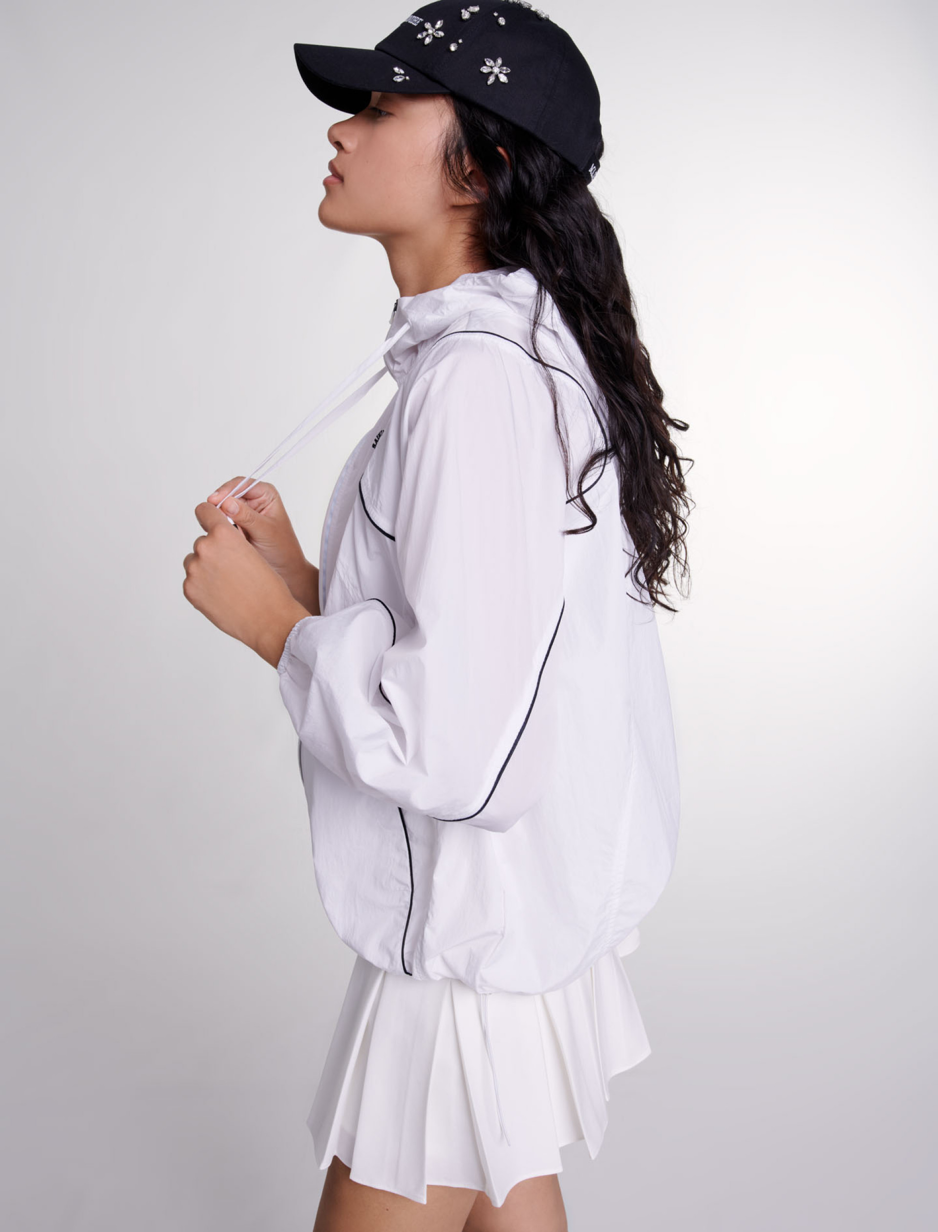 Женская белая ветровка