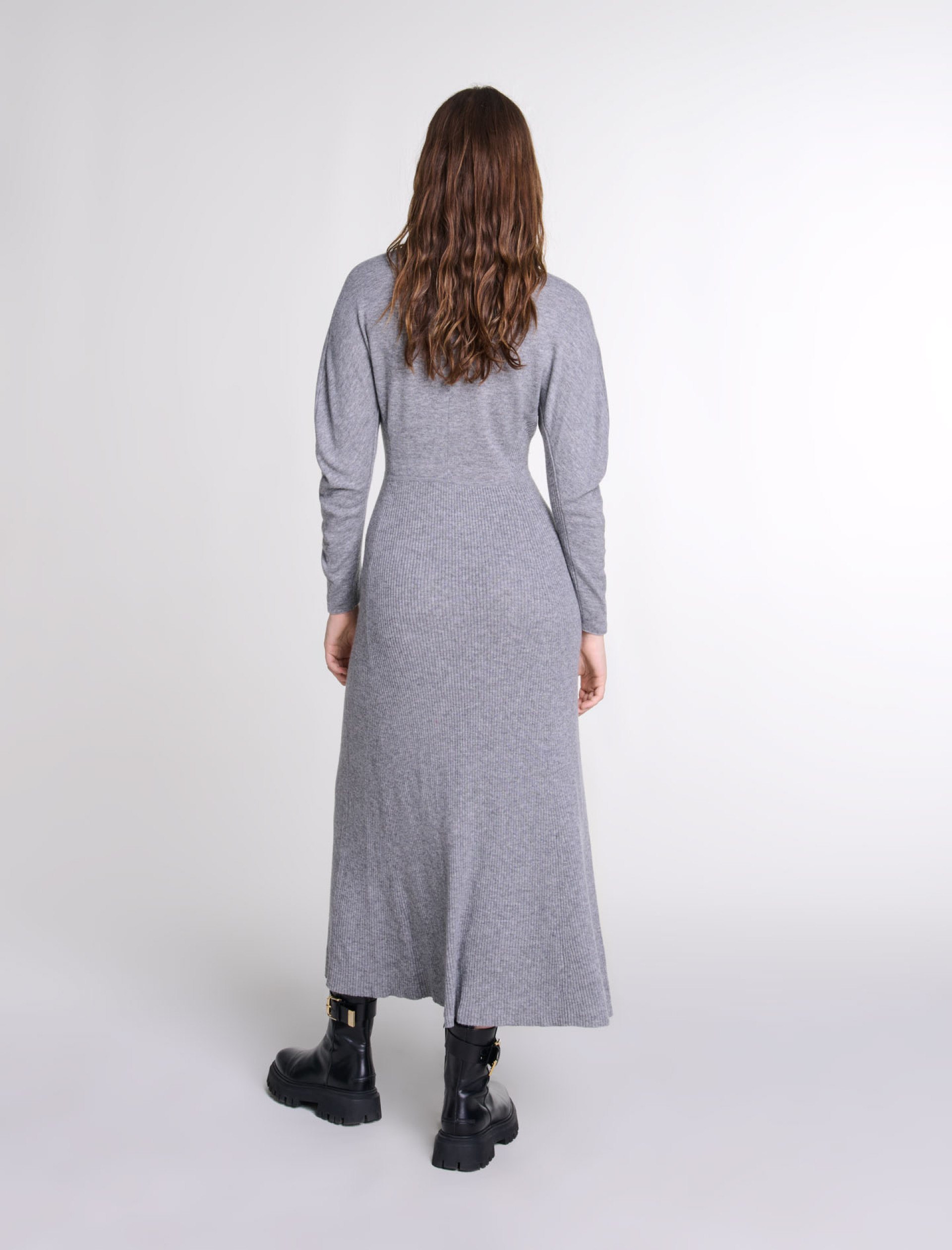 Женское серое трикотажное платье Женское серое трикотажное платье