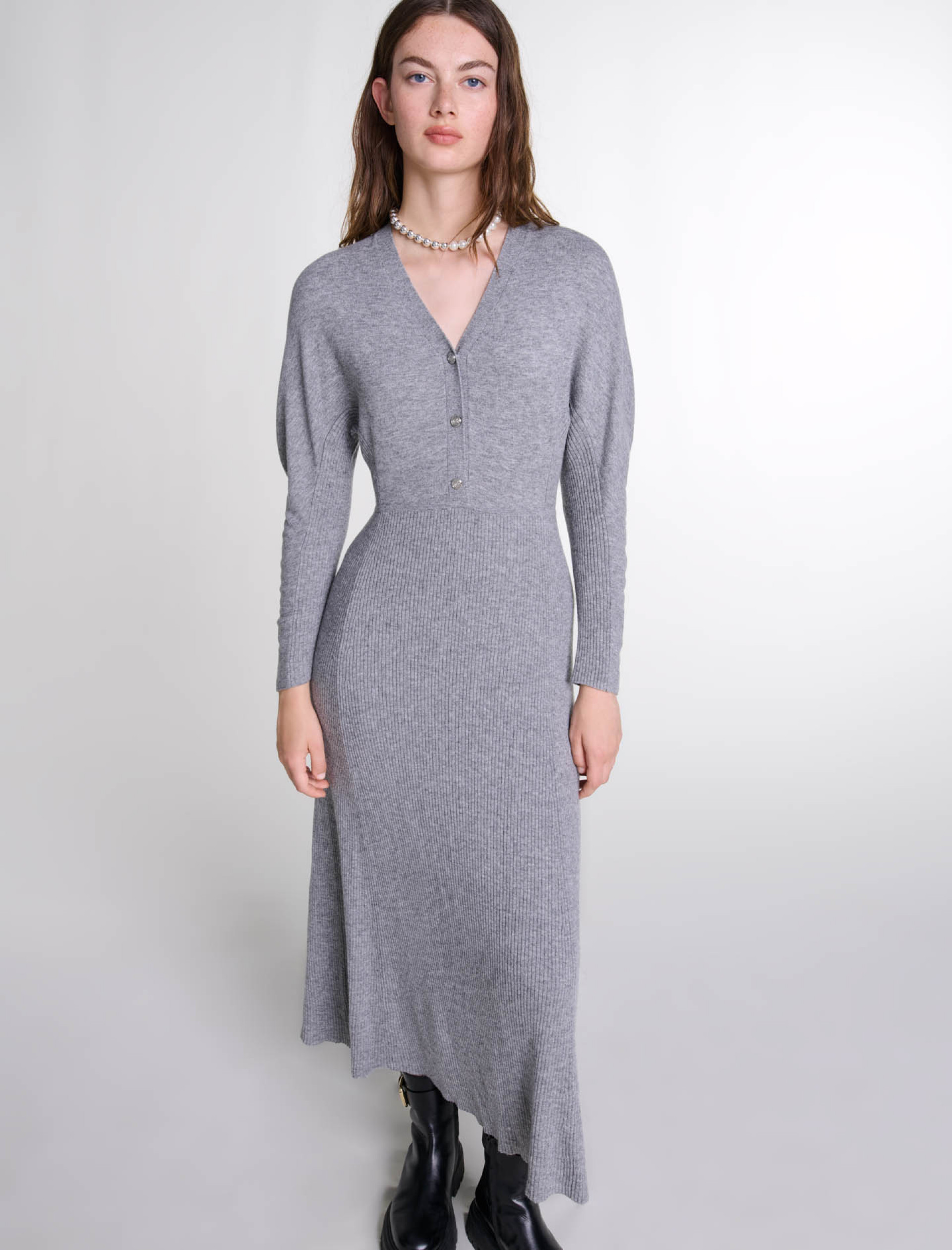 Женское серое трикотажное платье Женское серое трикотажное платье