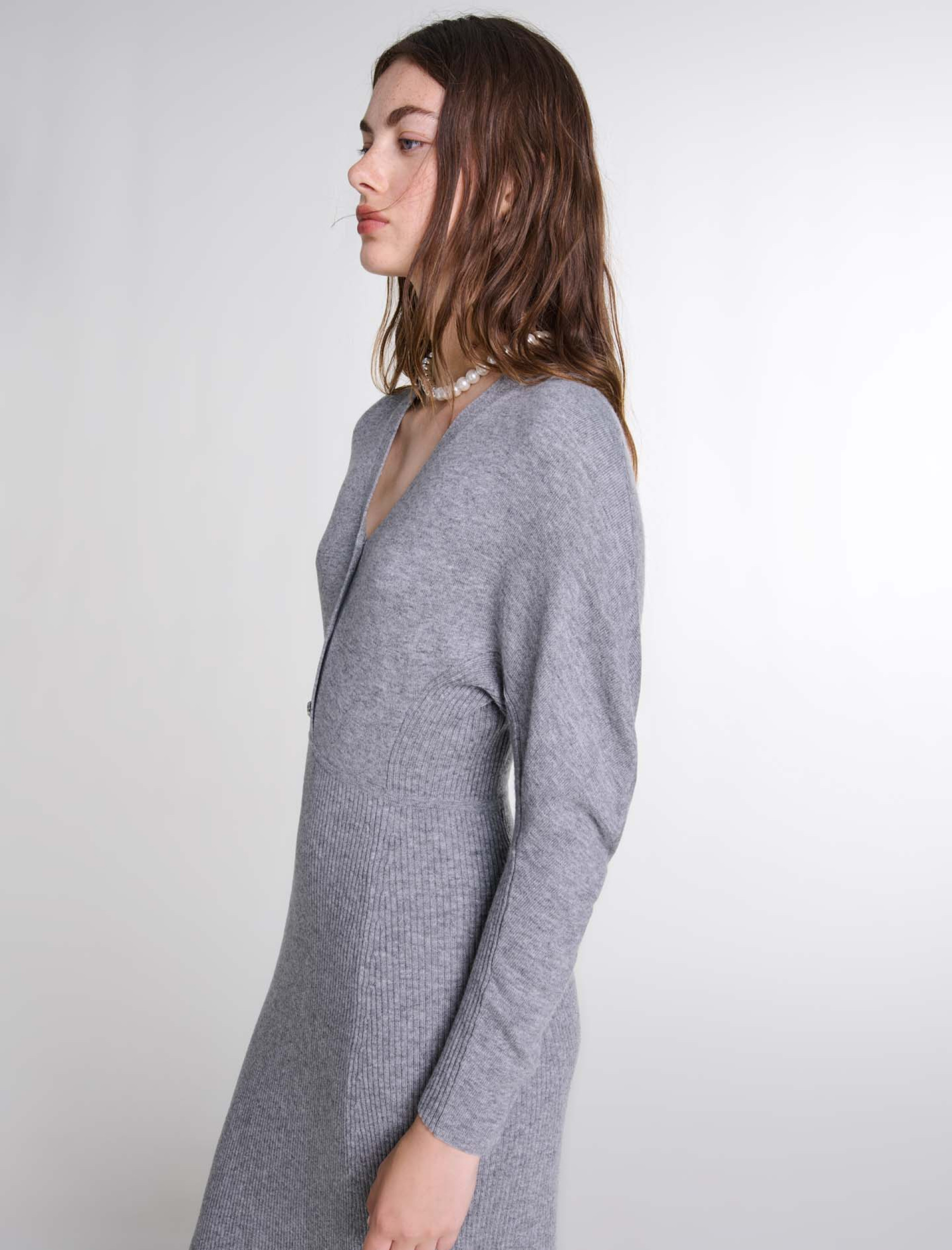 Женское серое трикотажное платье Женское серое трикотажное платье