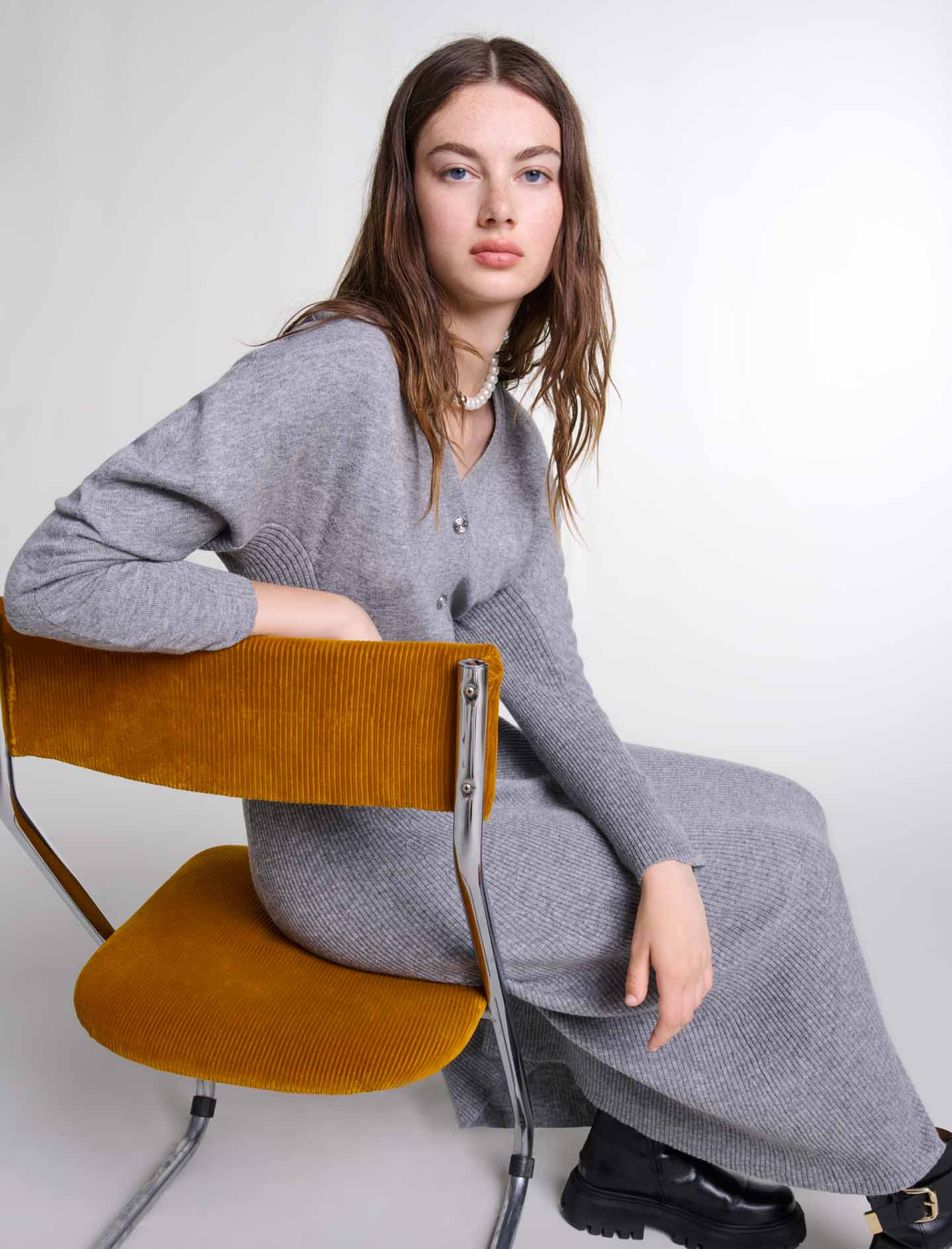 Женское серое трикотажное платье Женское серое трикотажное платье