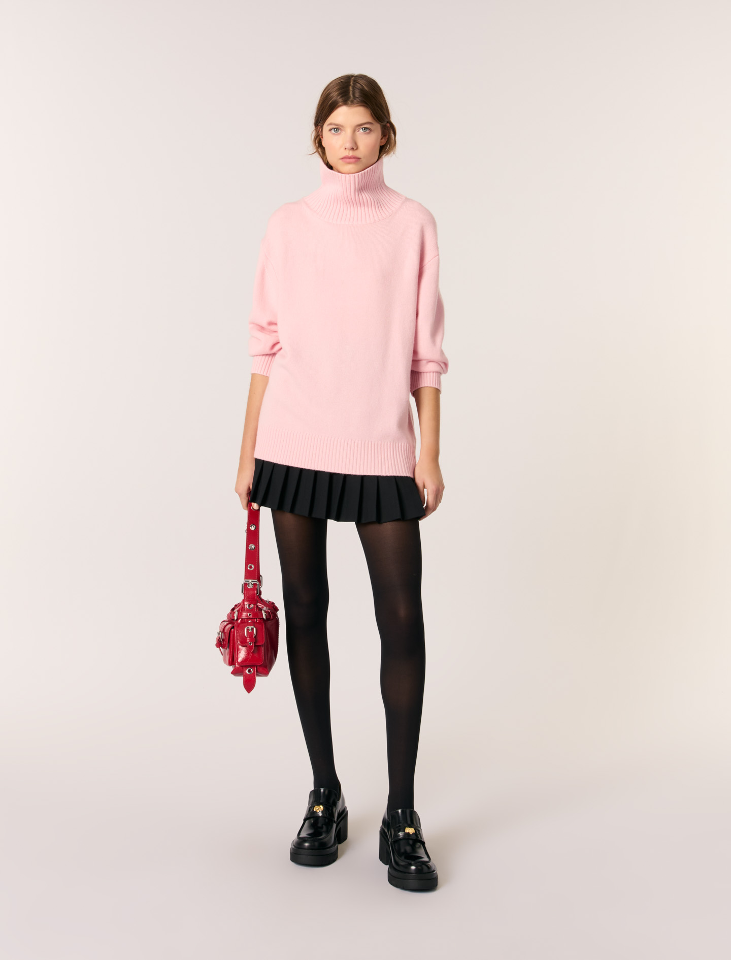 Жіночий светр з високим коміром