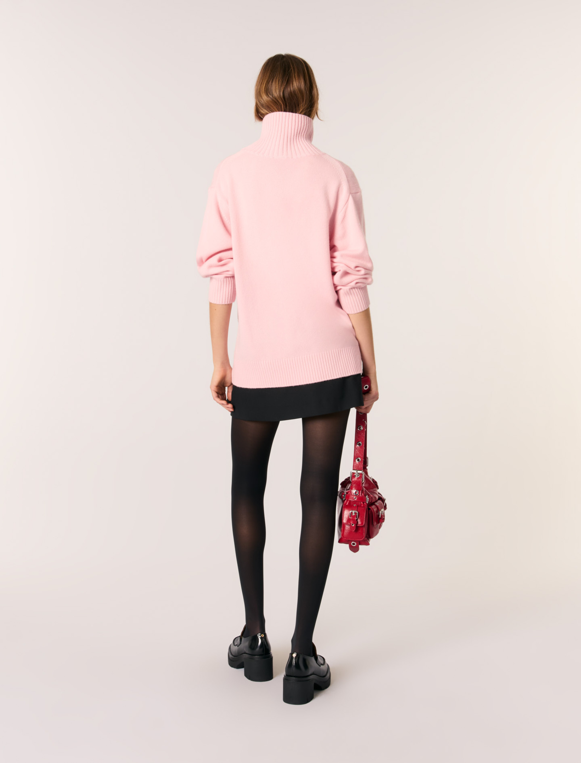 Жіночий светр з високим коміром