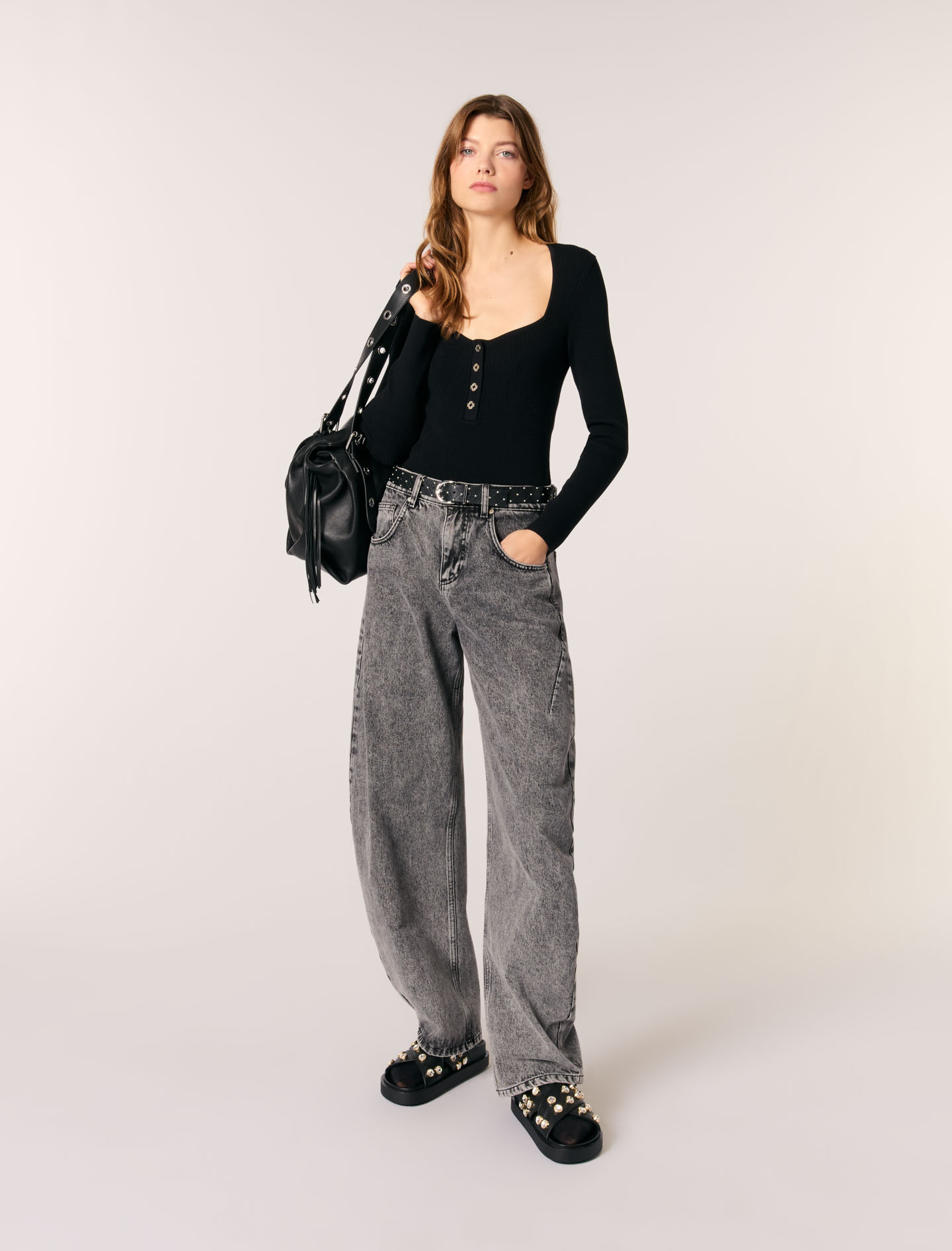 Женский трикотажный джемпер с глубоким вырезом