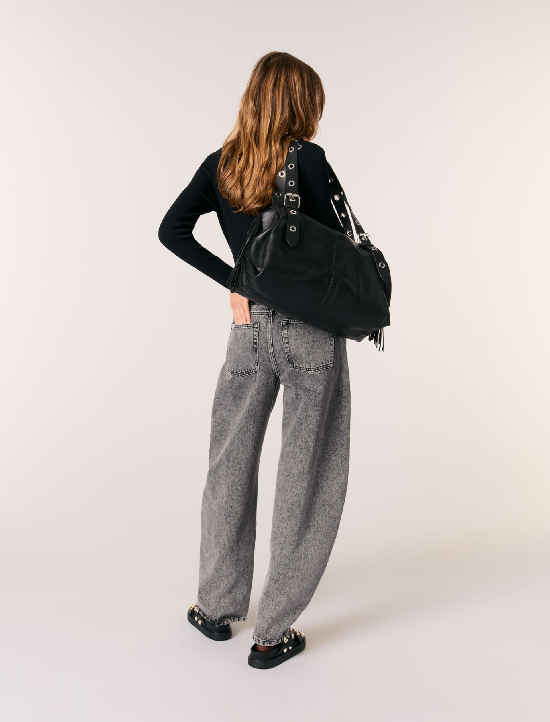 Женский трикотажный джемпер с глубоким вырезом Женский трикотажный джемпер с глубоким вырезом