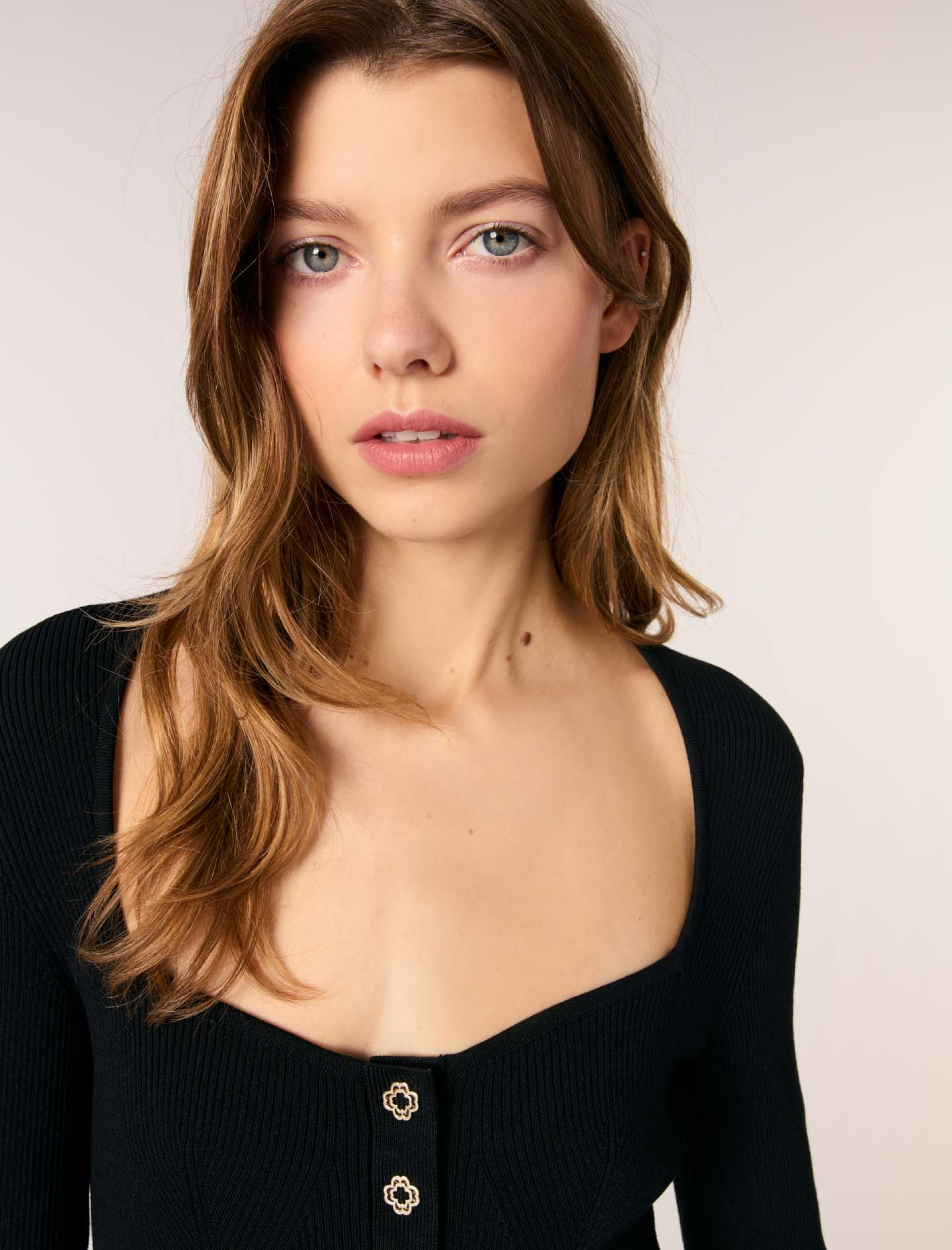 Женский трикотажный джемпер с глубоким вырезом Женский трикотажный джемпер с глубоким вырезом