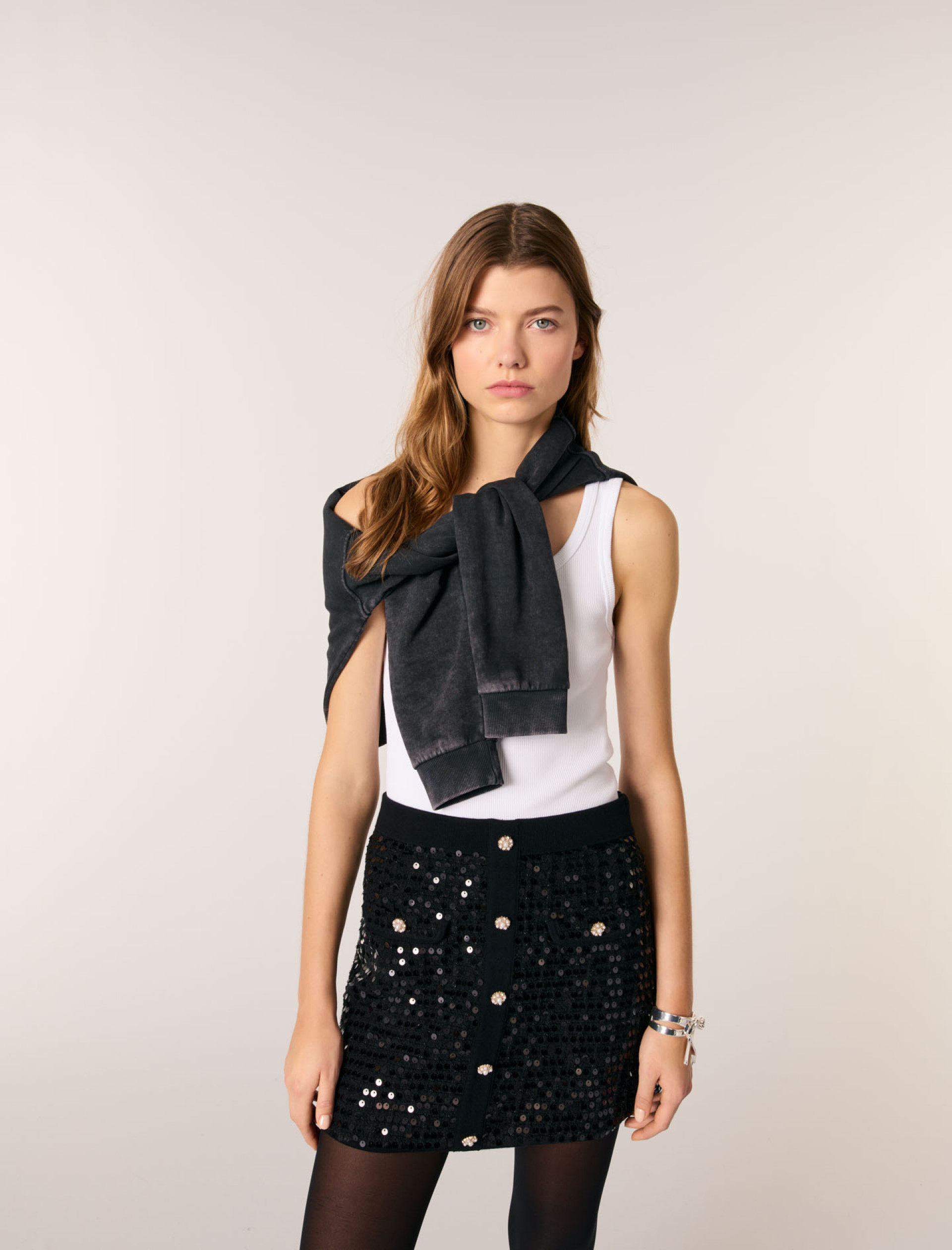 Женская короткая трикотажная юбка с пайетками