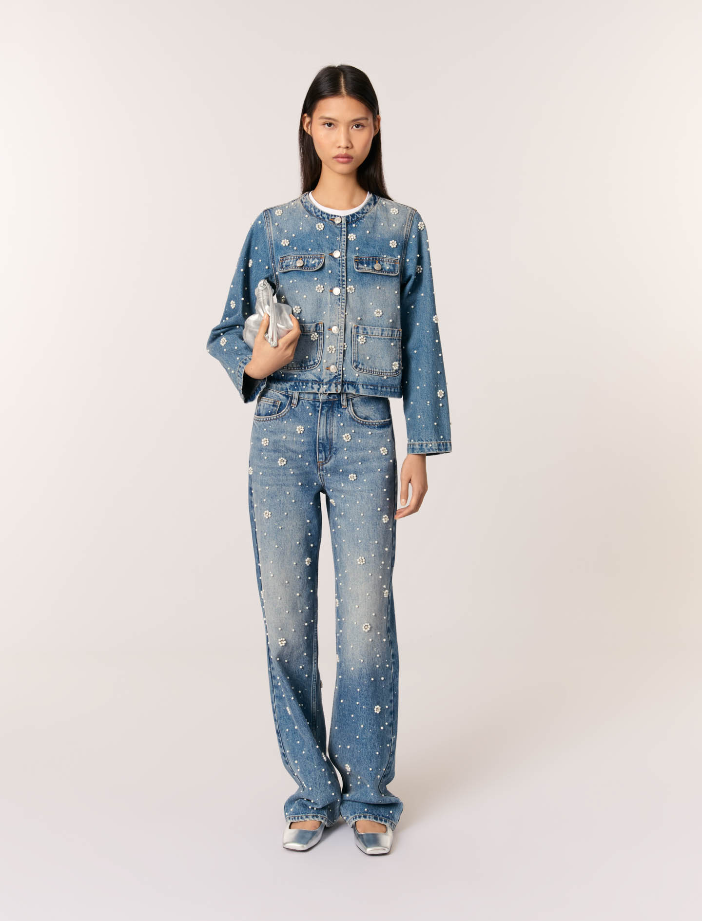 Жіноча джинсова куртка з вишивкою