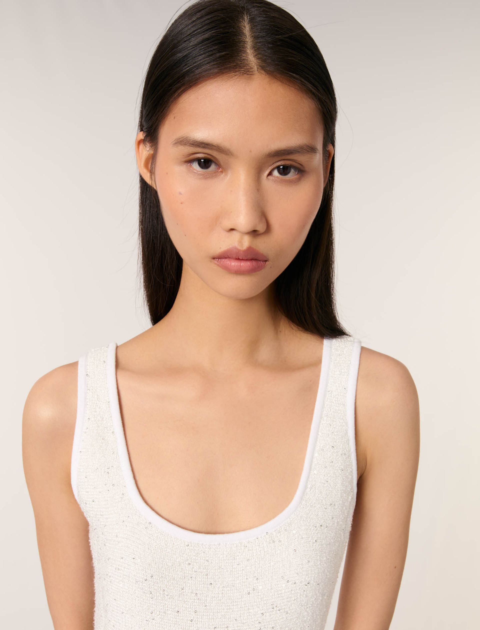 Жіноча трикотажна сукня з паєтками