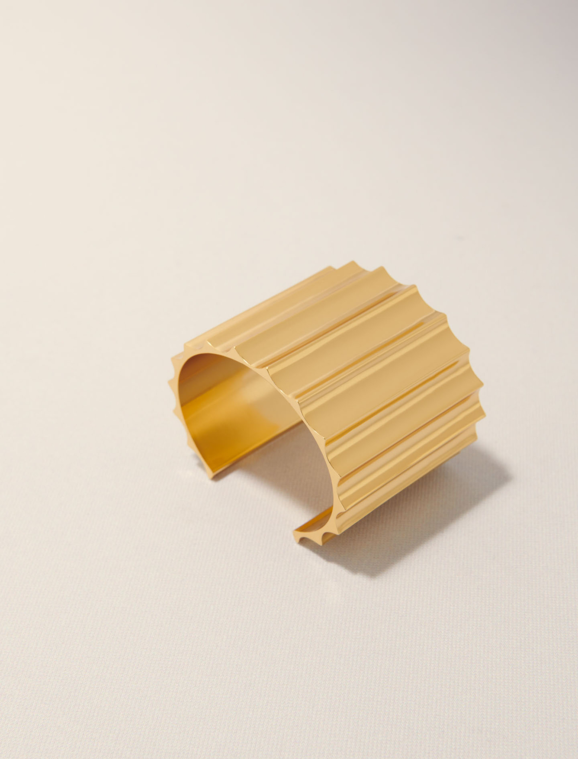 Женский золотистый браслет Женский золотистый браслет