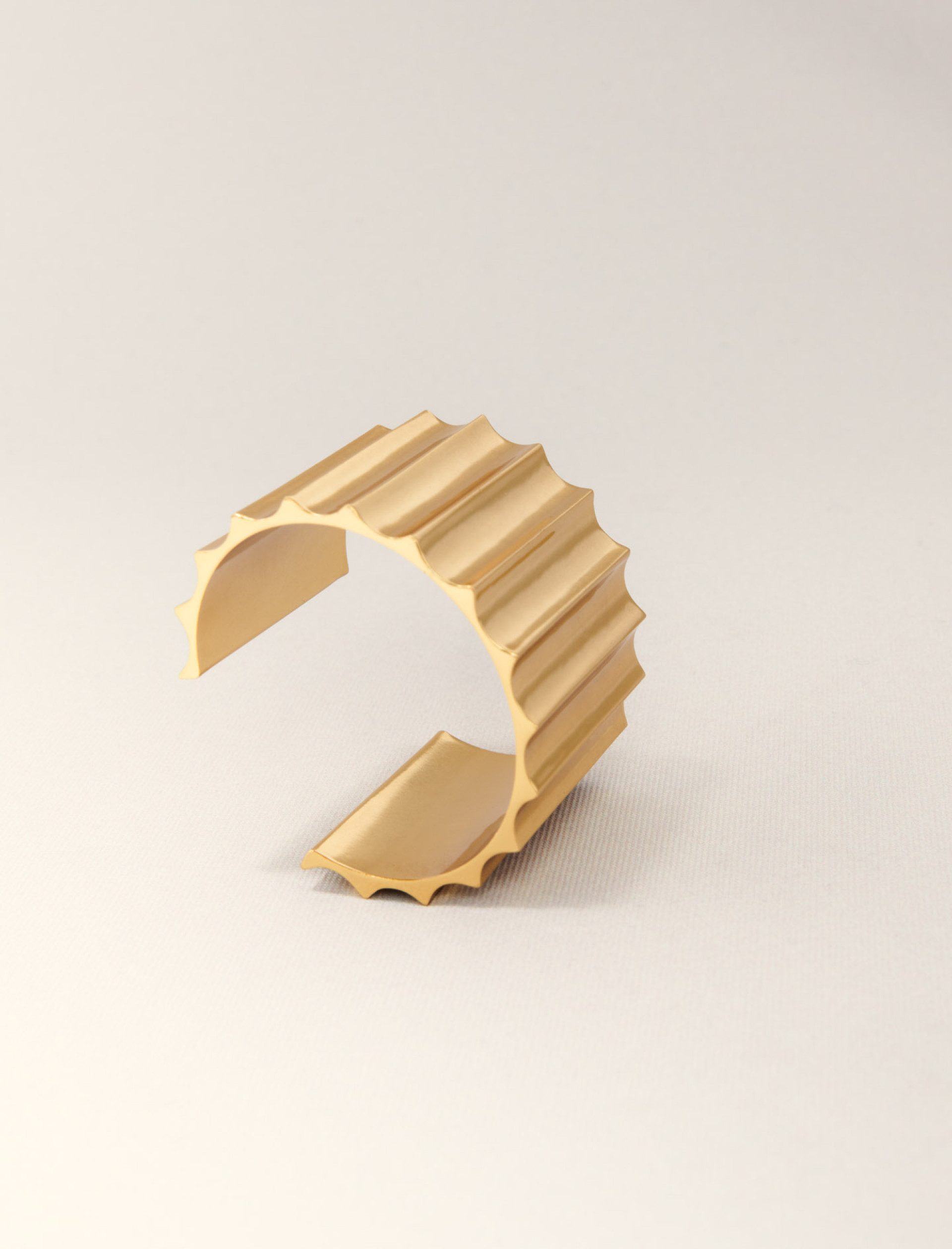 Женский золотистый браслет Женский золотистый браслет