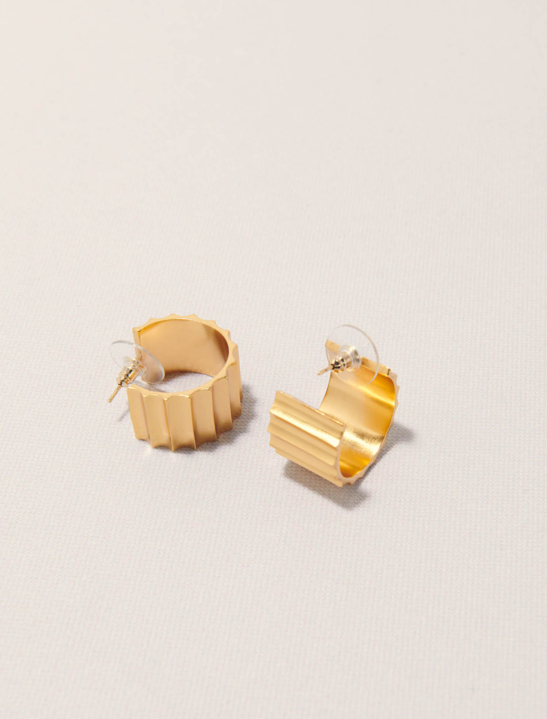 Жіночі мініатюрні золотисті сережки-кільця Жіночі мініатюрні золотисті сережки-кільця