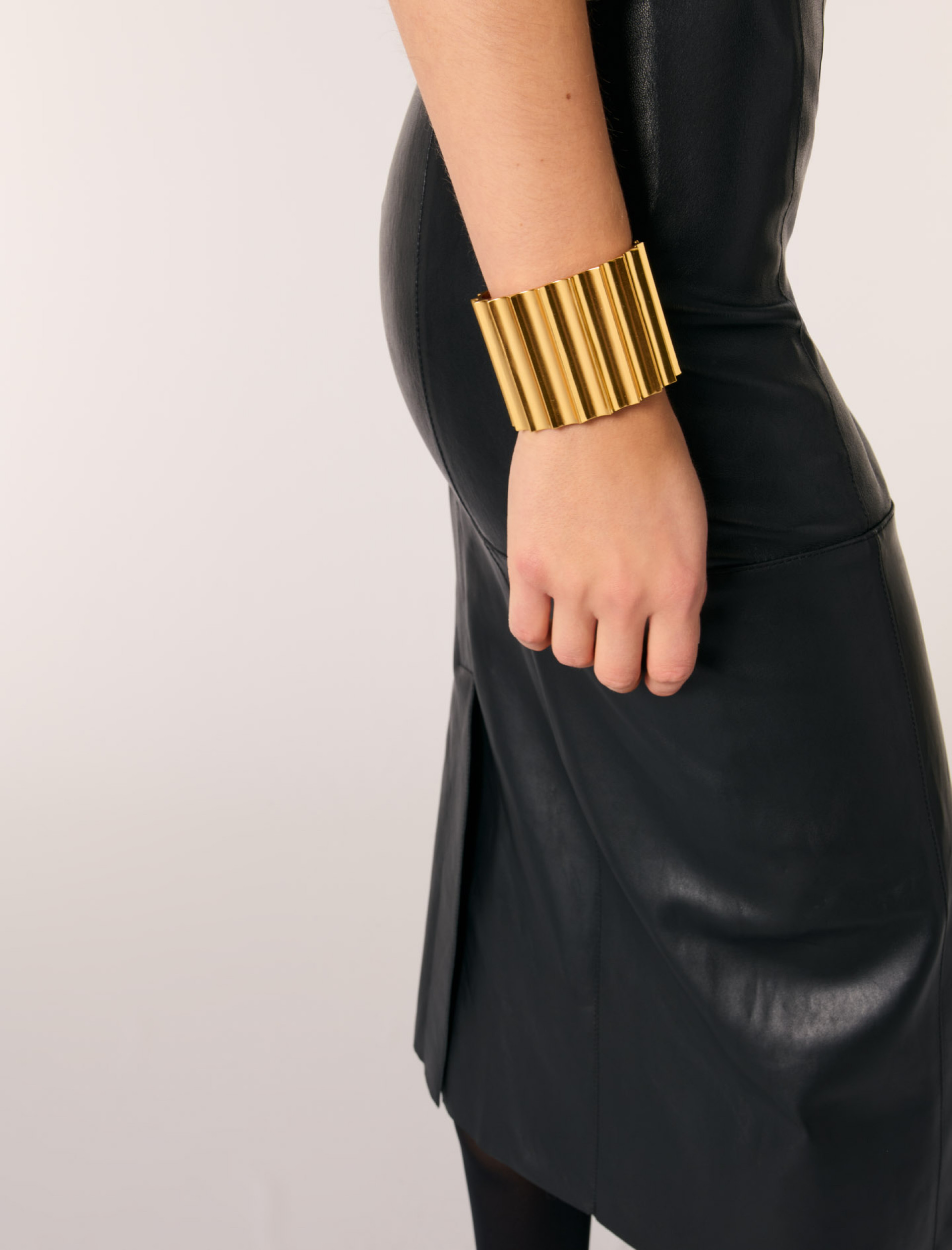 Жіноча сукня міді з еластичної шкіри