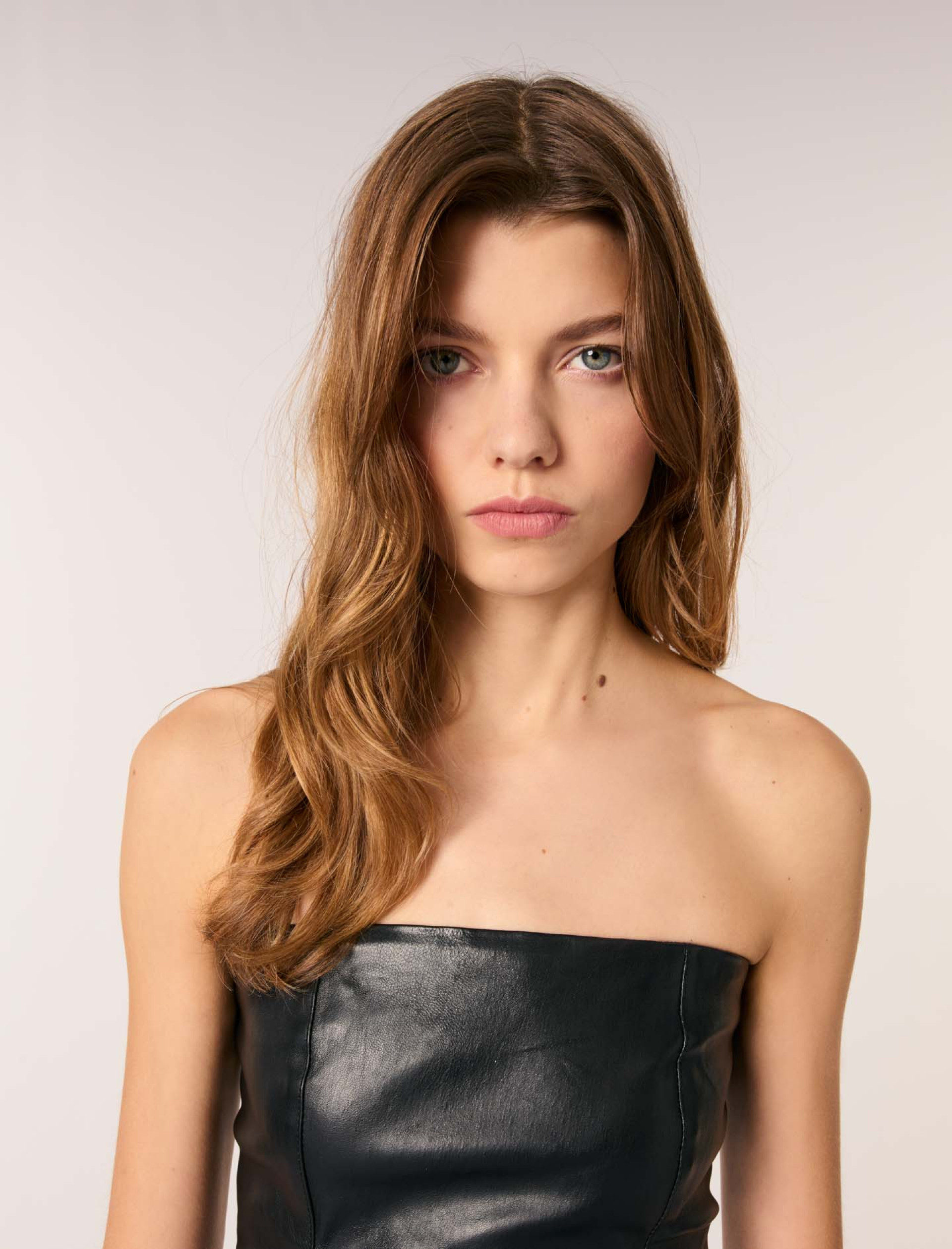 Жіноча сукня міді з еластичної шкіри