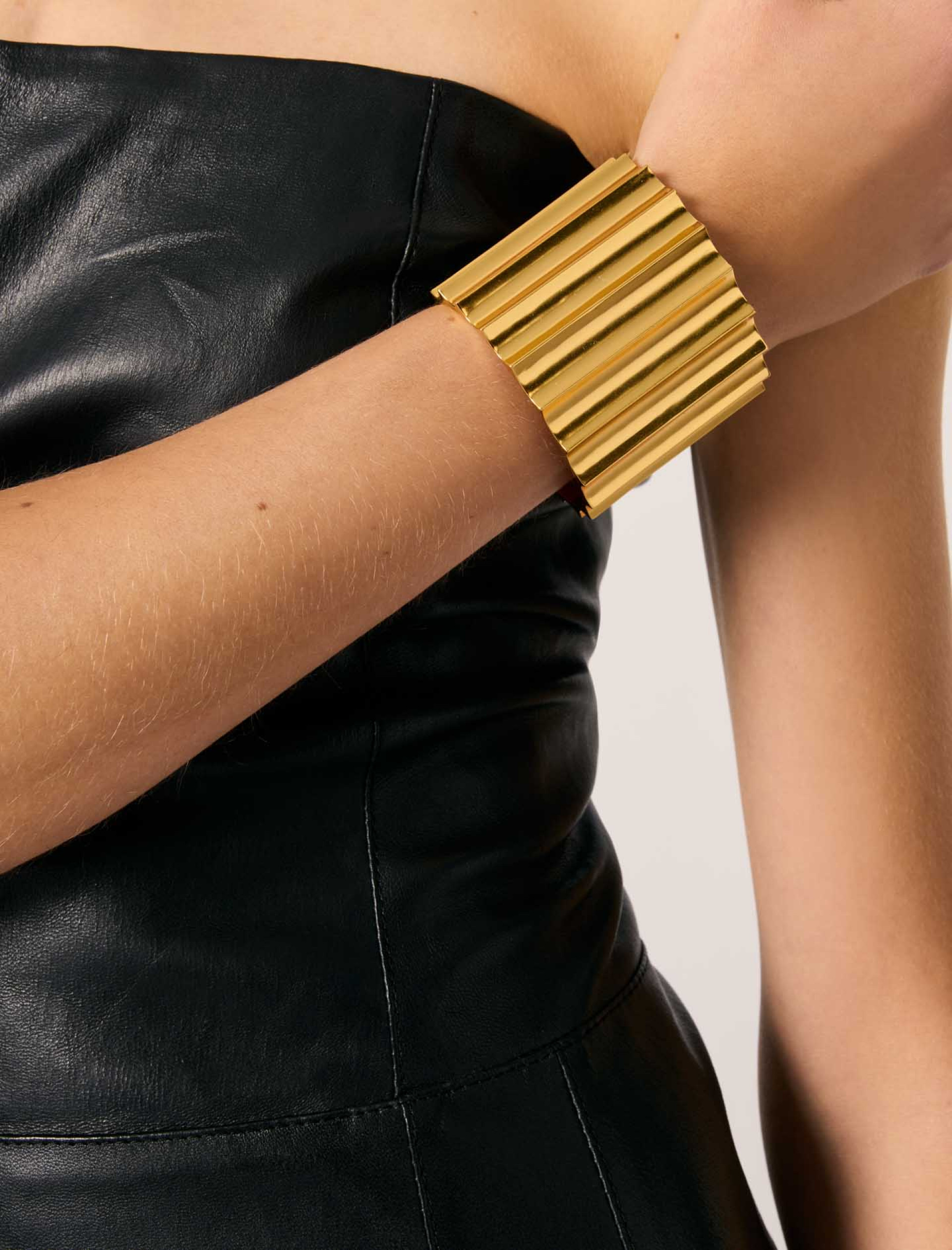 Жіноча сукня міді з еластичної шкіри