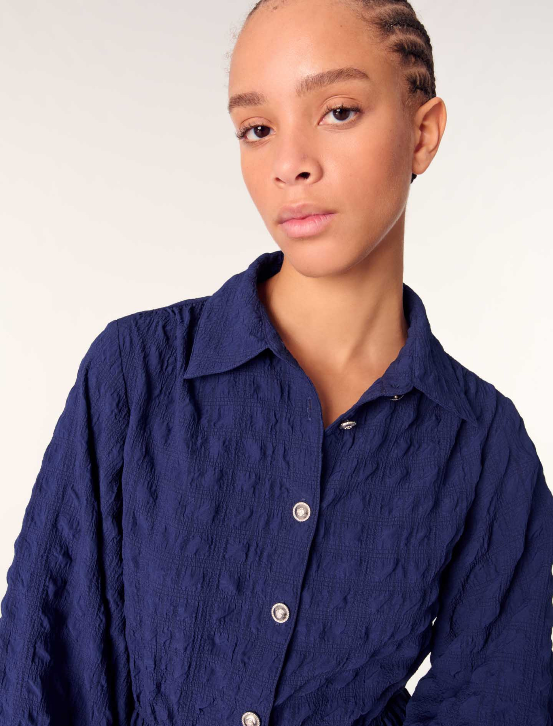 Жіноча плісирована сукня з атласним ефектом