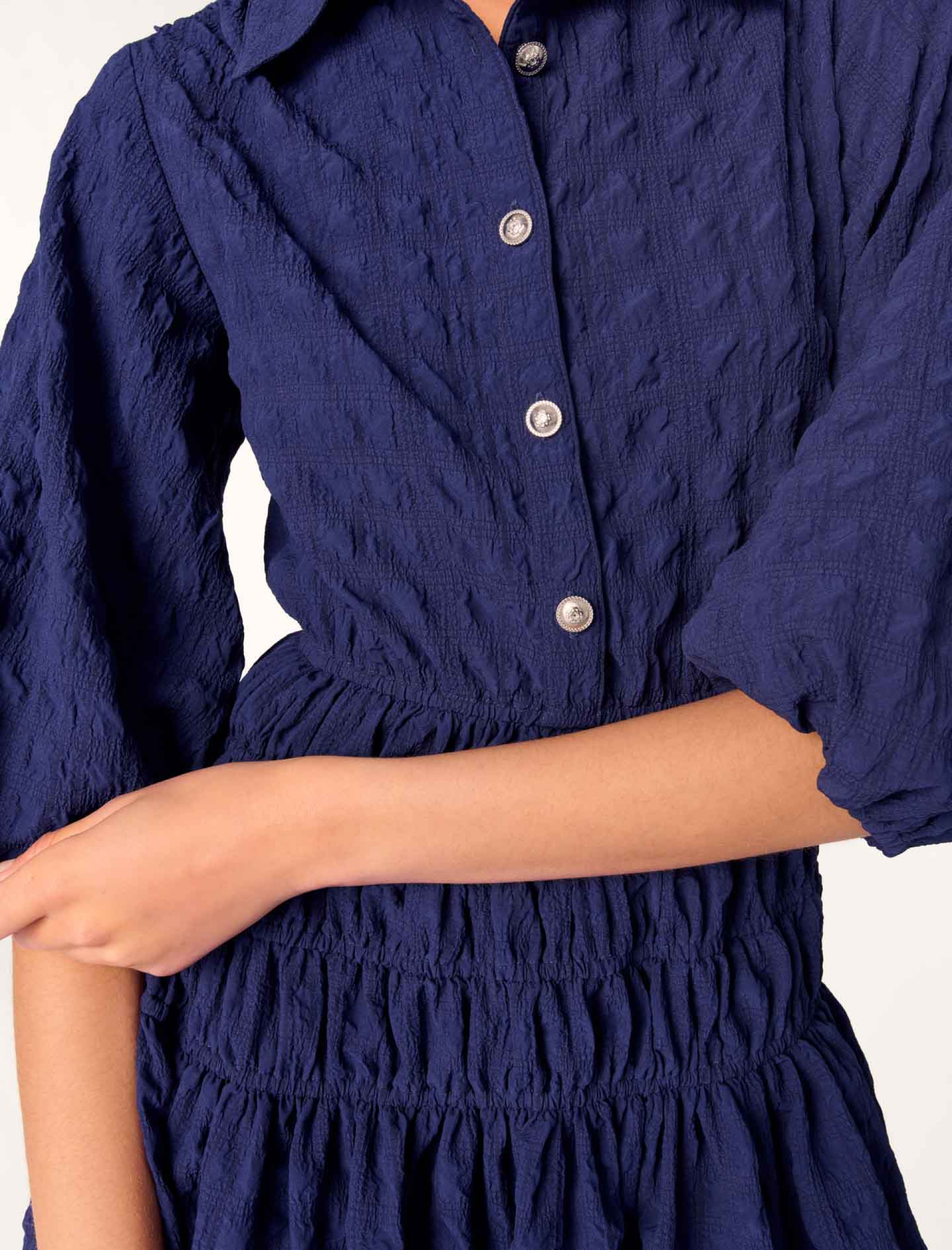 Жіноча плісирована сукня з атласним ефектом