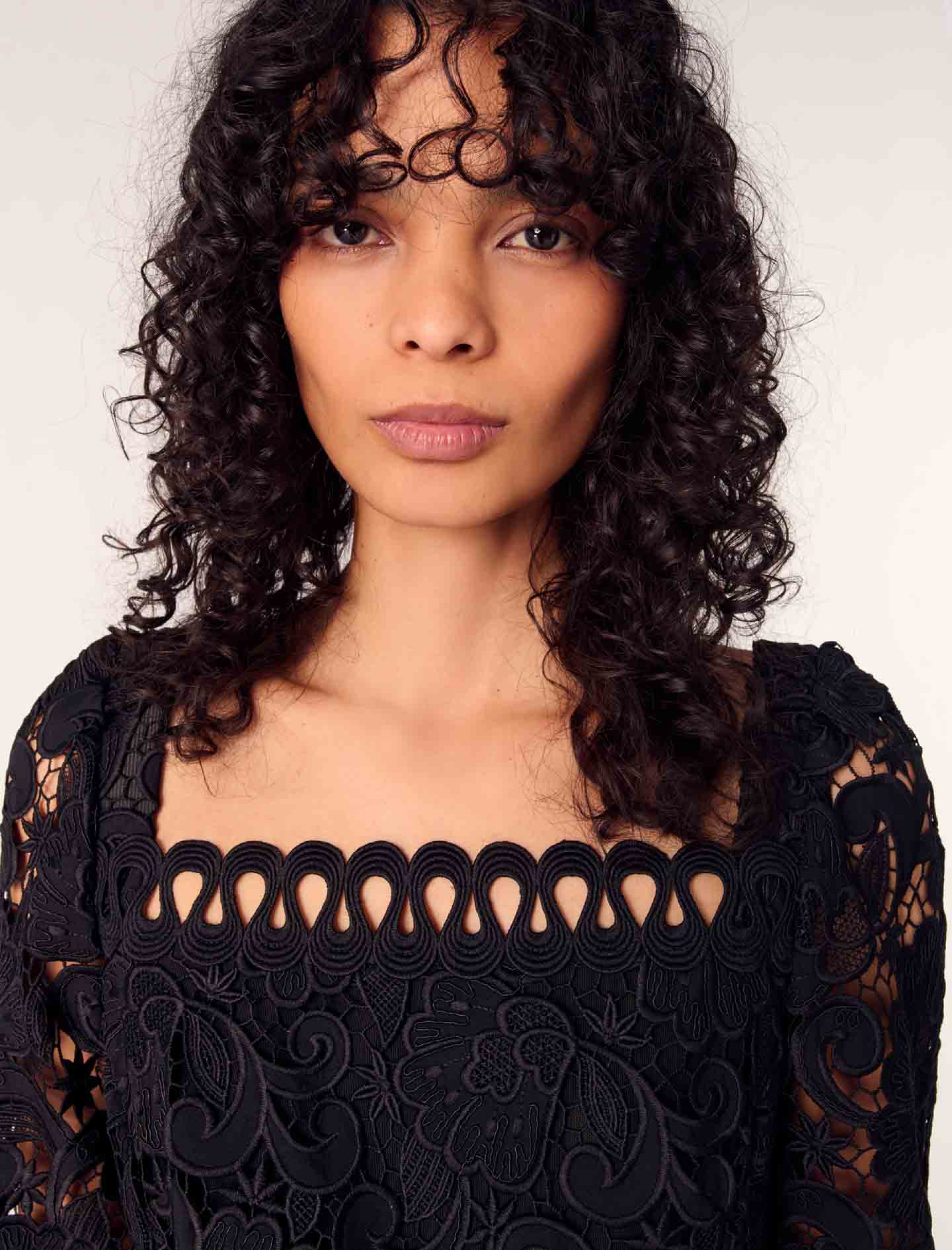 Жіноча коротка гіпюрова сукня