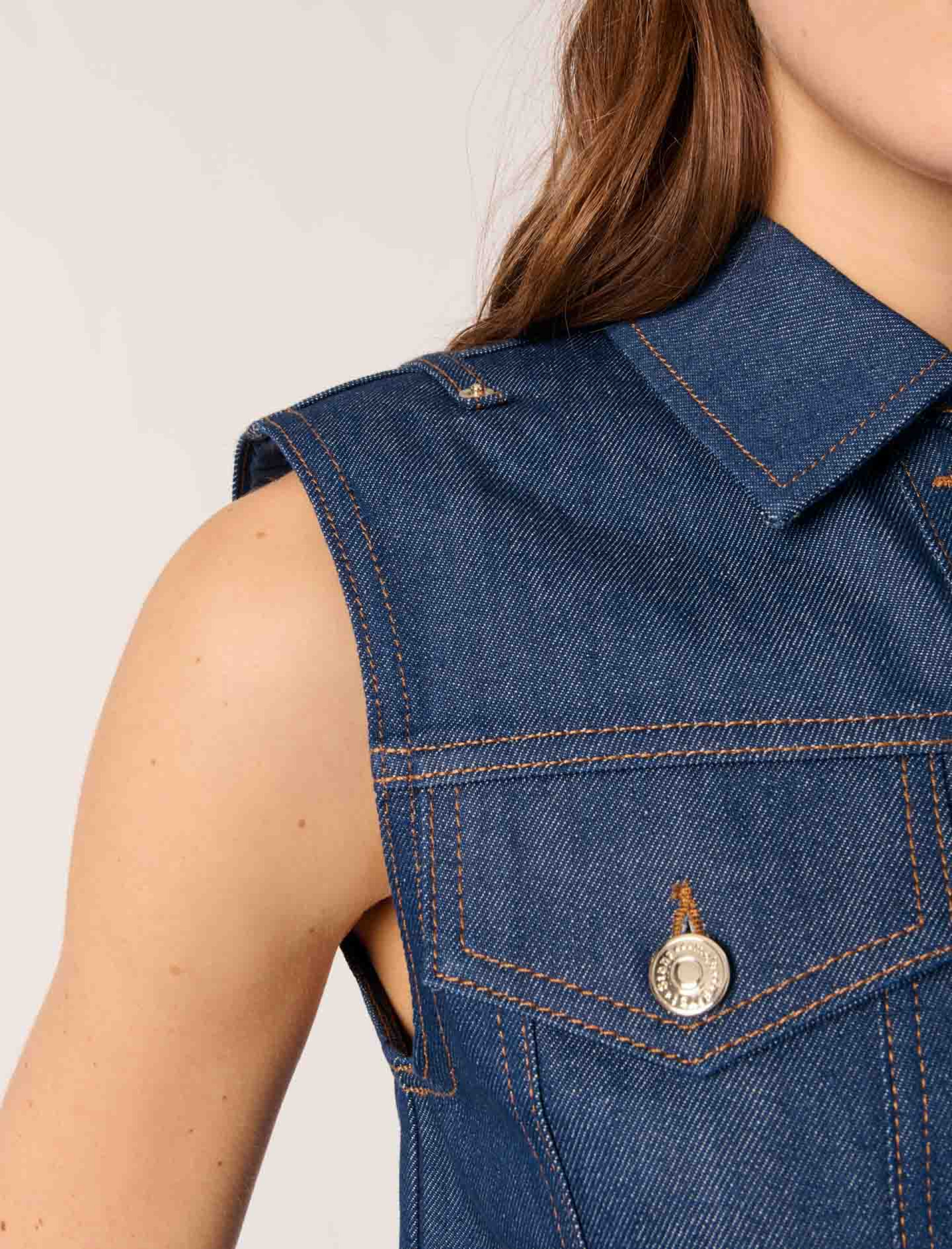 Жіноча коротка джинсова куртка Жіноча коротка джинсова куртка