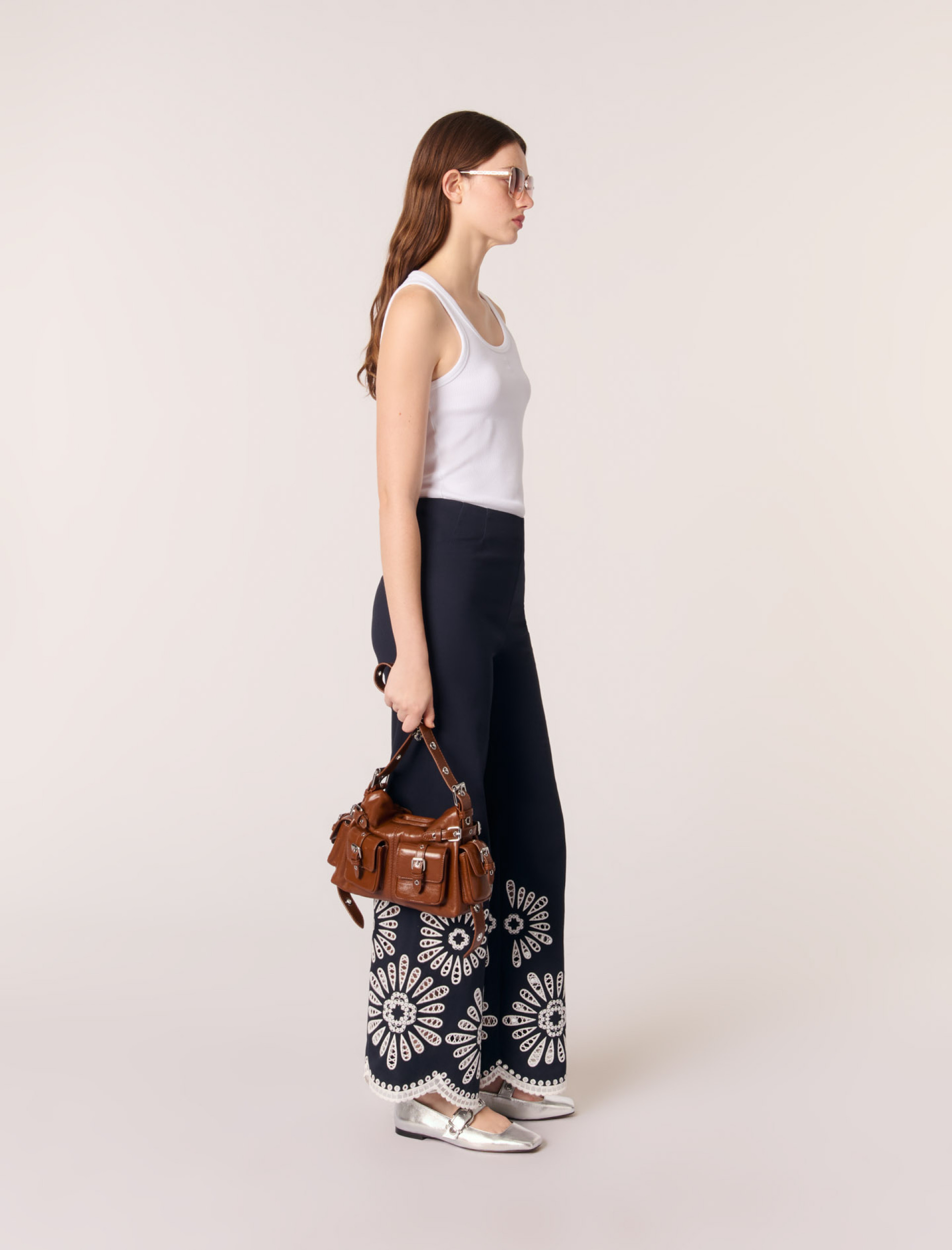 Жіночі брюки з деталями, зв'язаними гачком