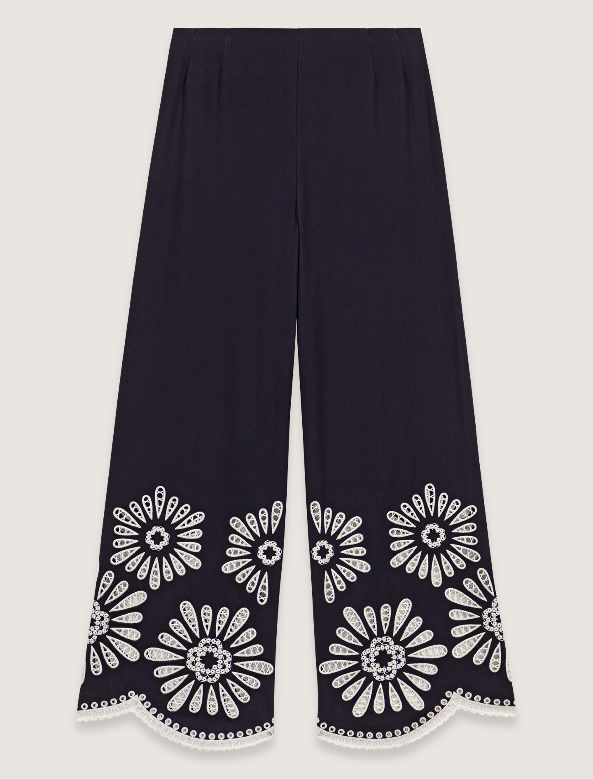 Жіночі брюки з деталями, зв'язаними гачком