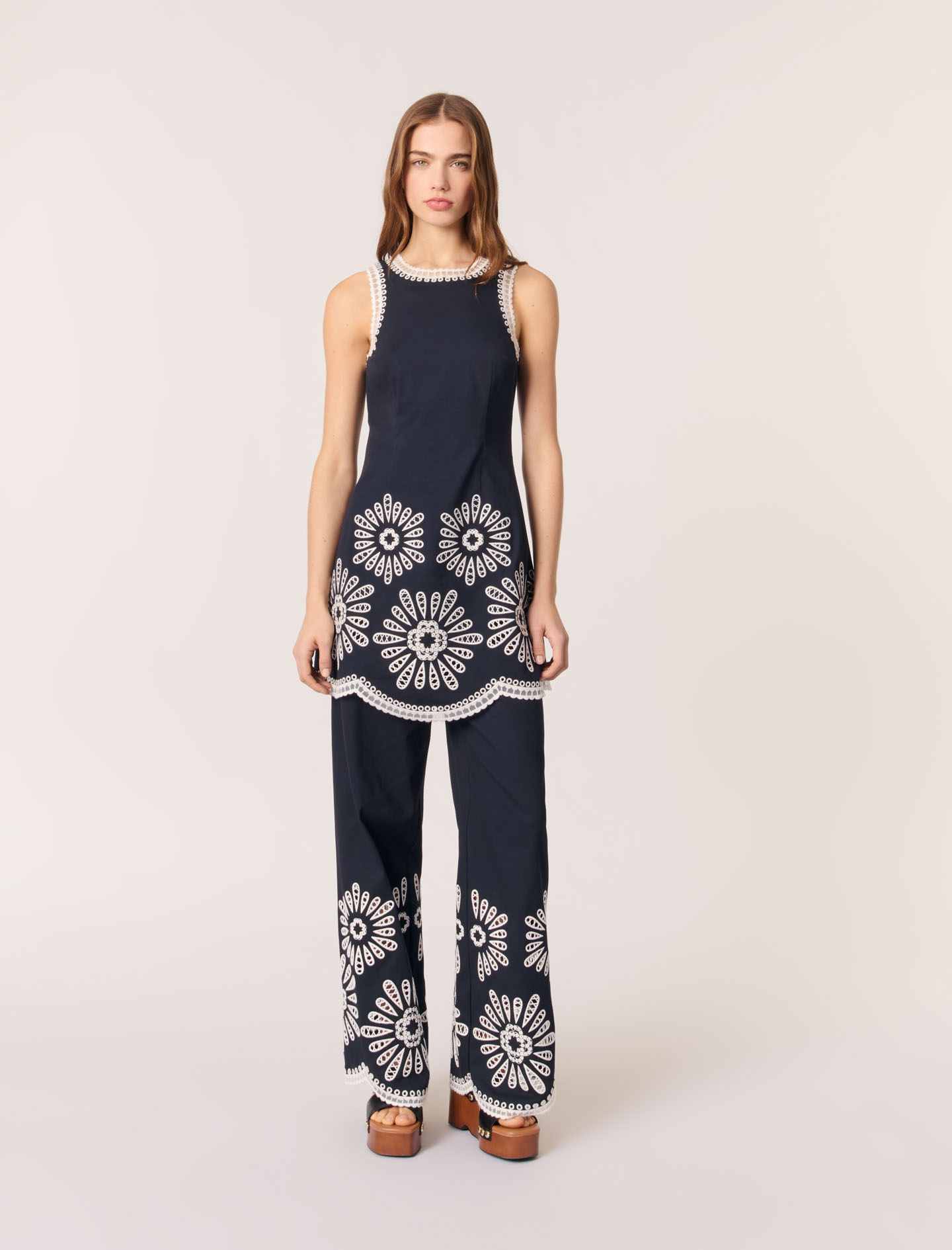 Женское короткое платье с вышивкой