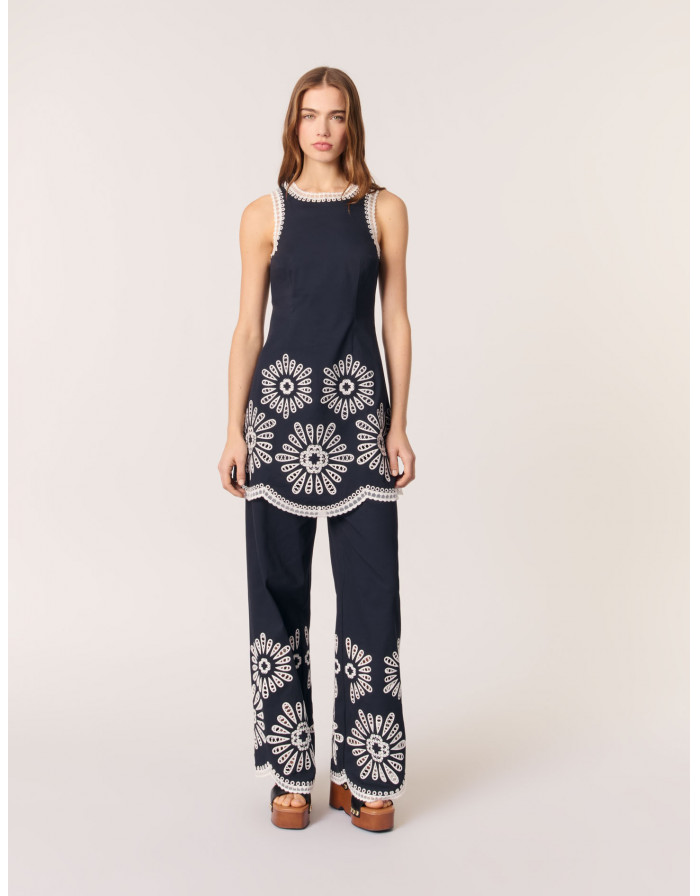 Женское короткое платье с вышивкой