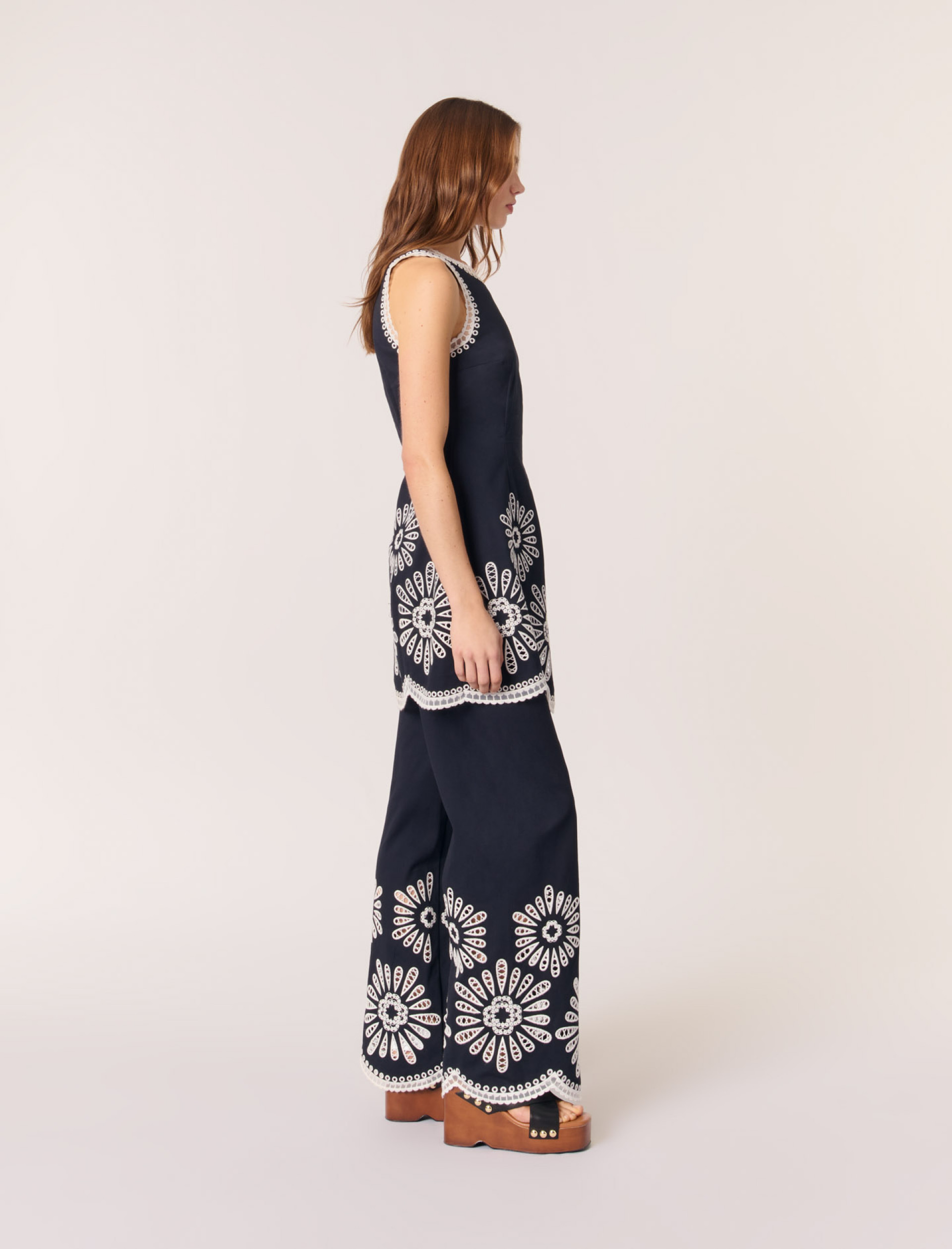 Женское короткое платье с вышивкой