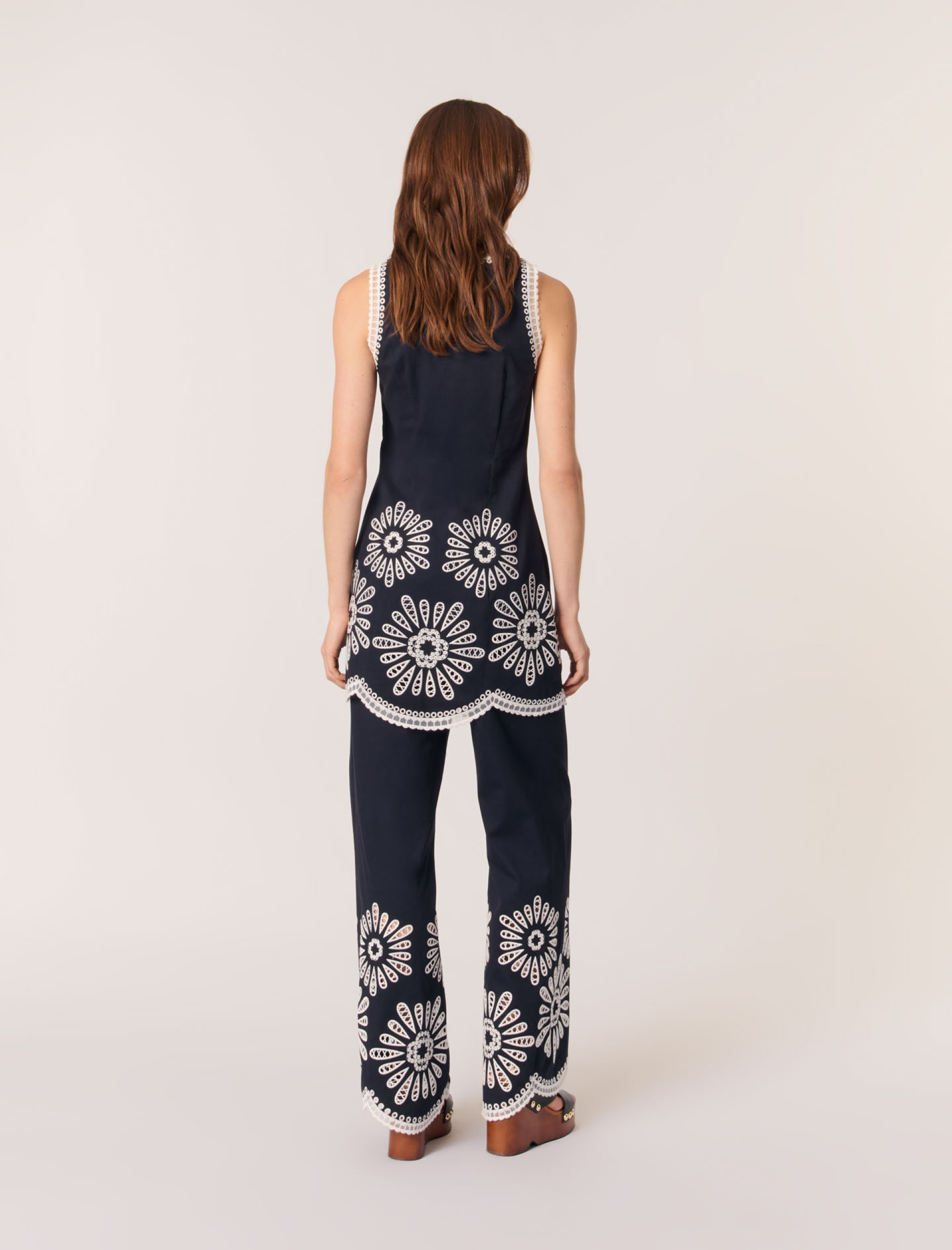 Женское короткое платье с вышивкой