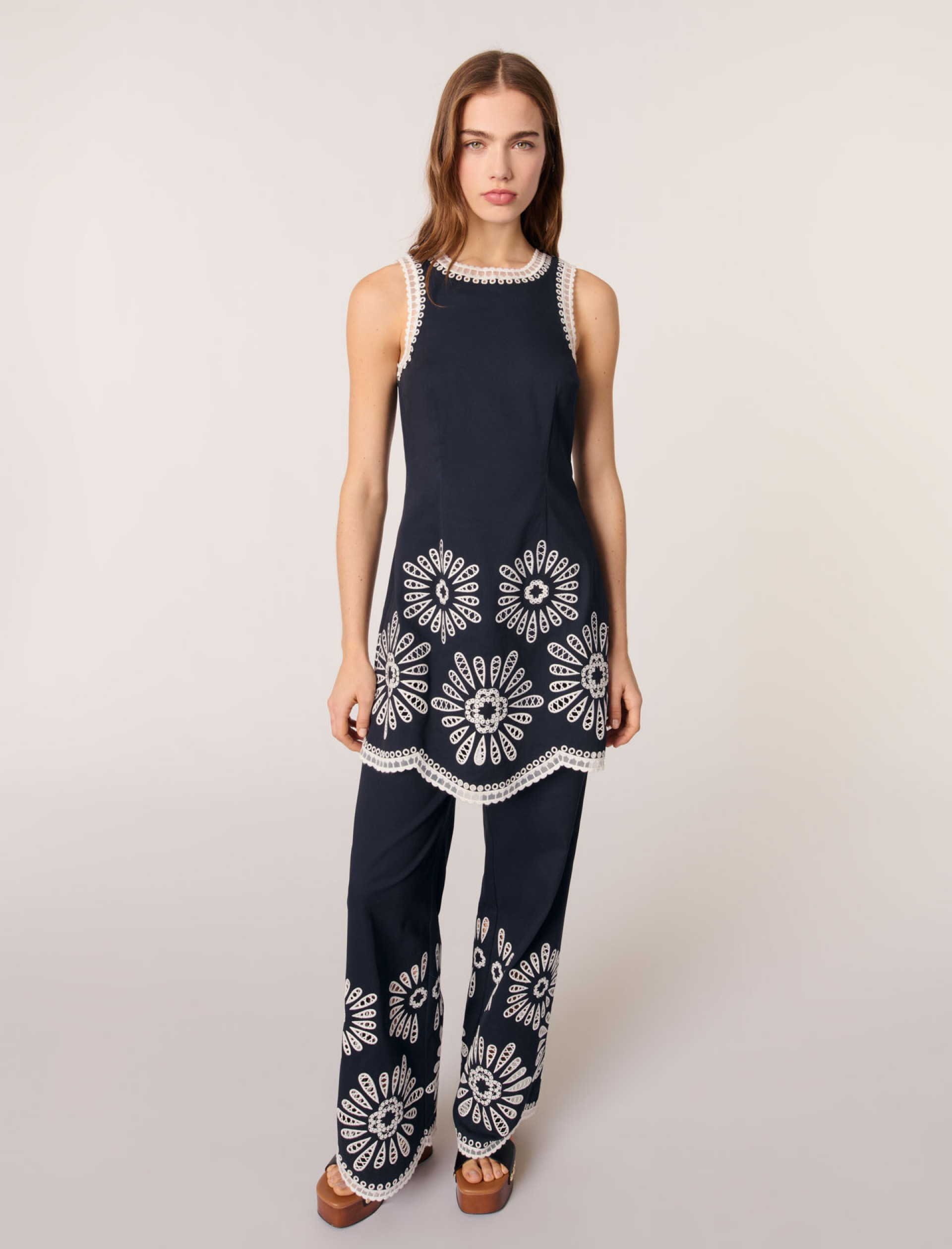 Женское короткое платье с вышивкой