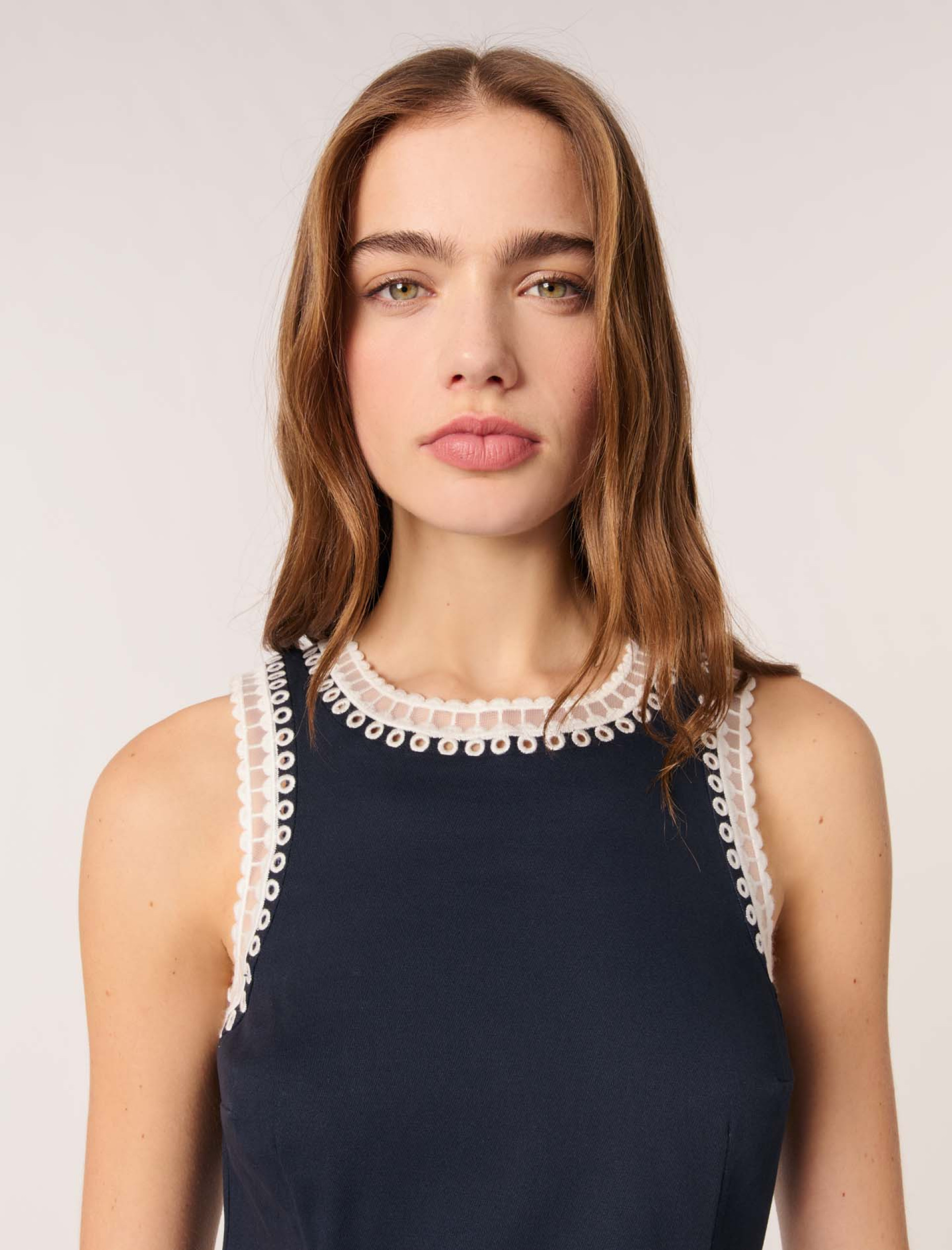 Женское короткое платье с вышивкой