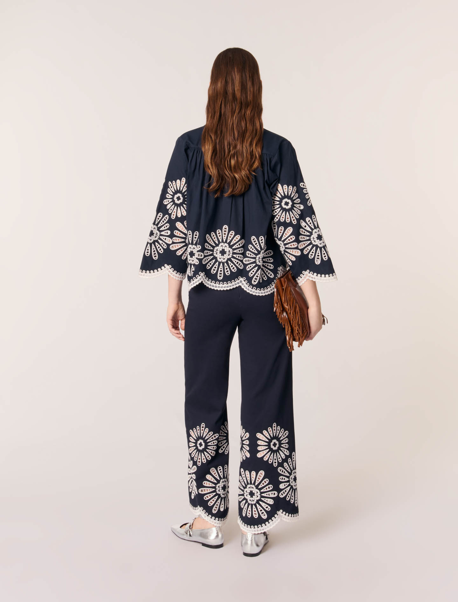 Жіноча сорочка з деталями, зв'язаними гачком