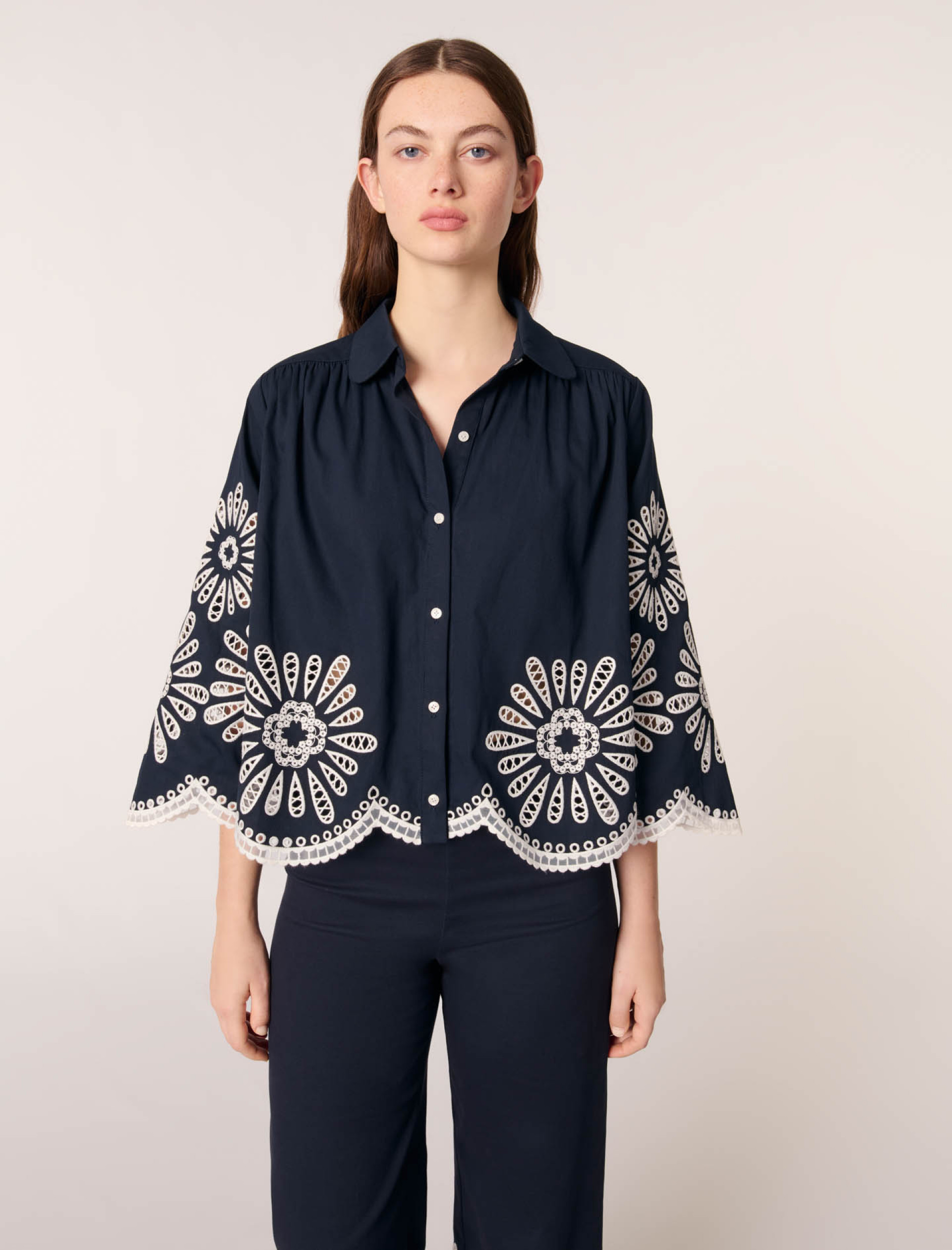 Жіноча сорочка з деталями, зв'язаними гачком