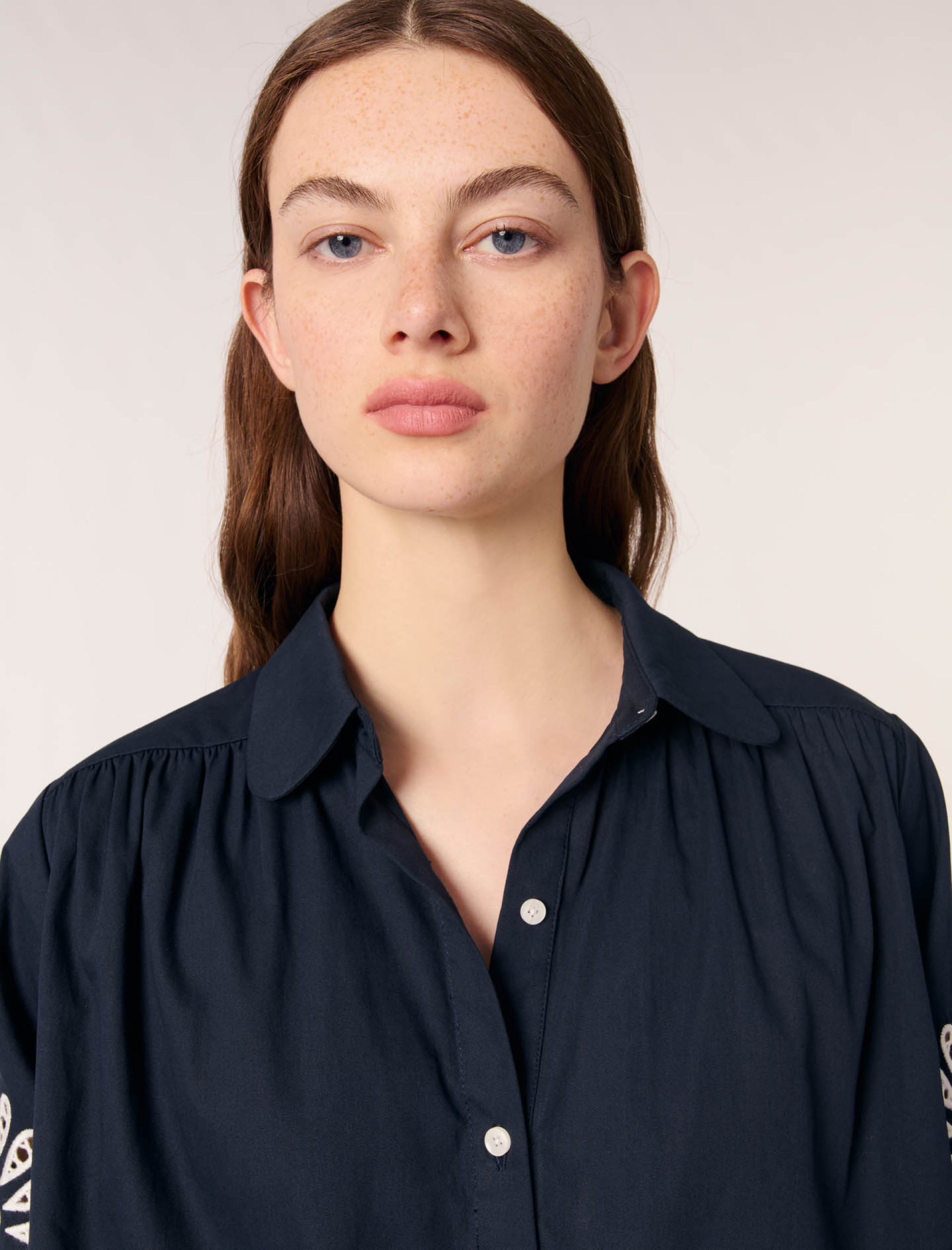 Жіноча сорочка з деталями, зв'язаними гачком