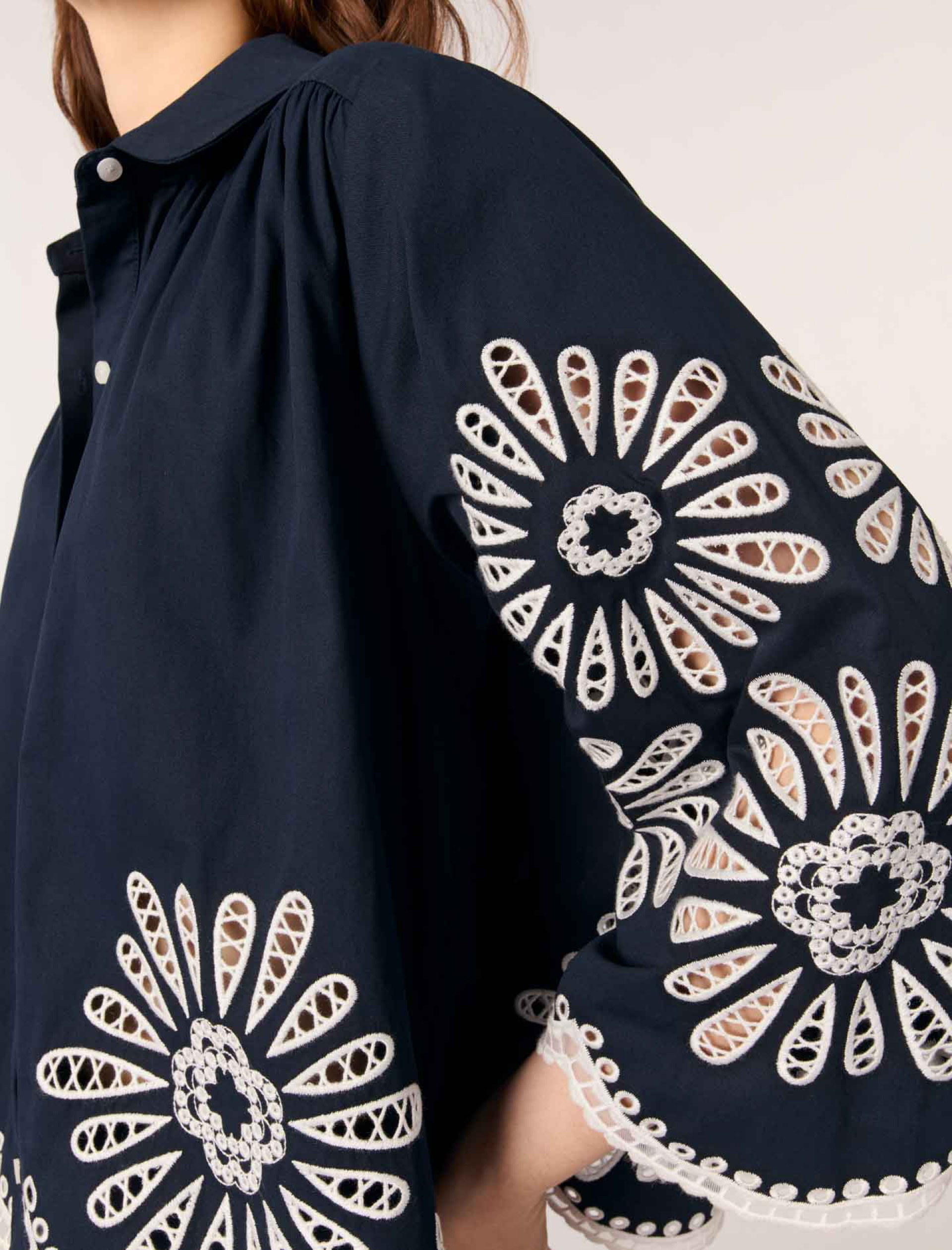 Жіноча сорочка з деталями, зв'язаними гачком