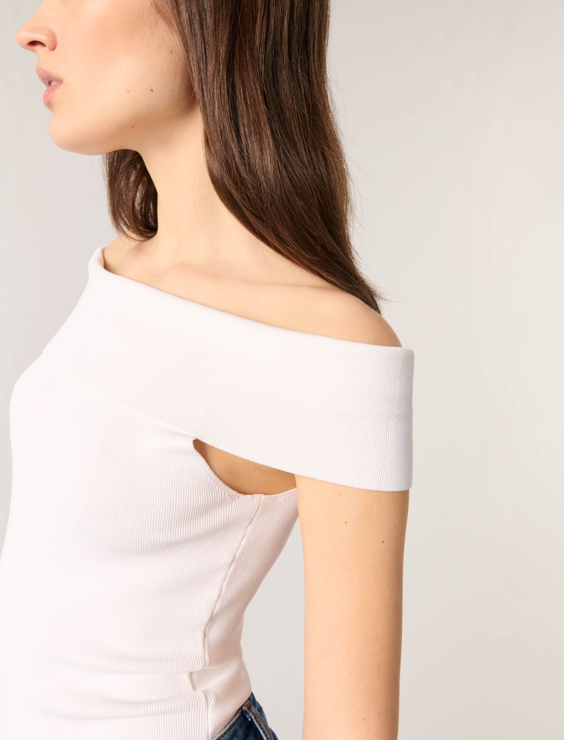 Жіночий топ з вирізом-бардо