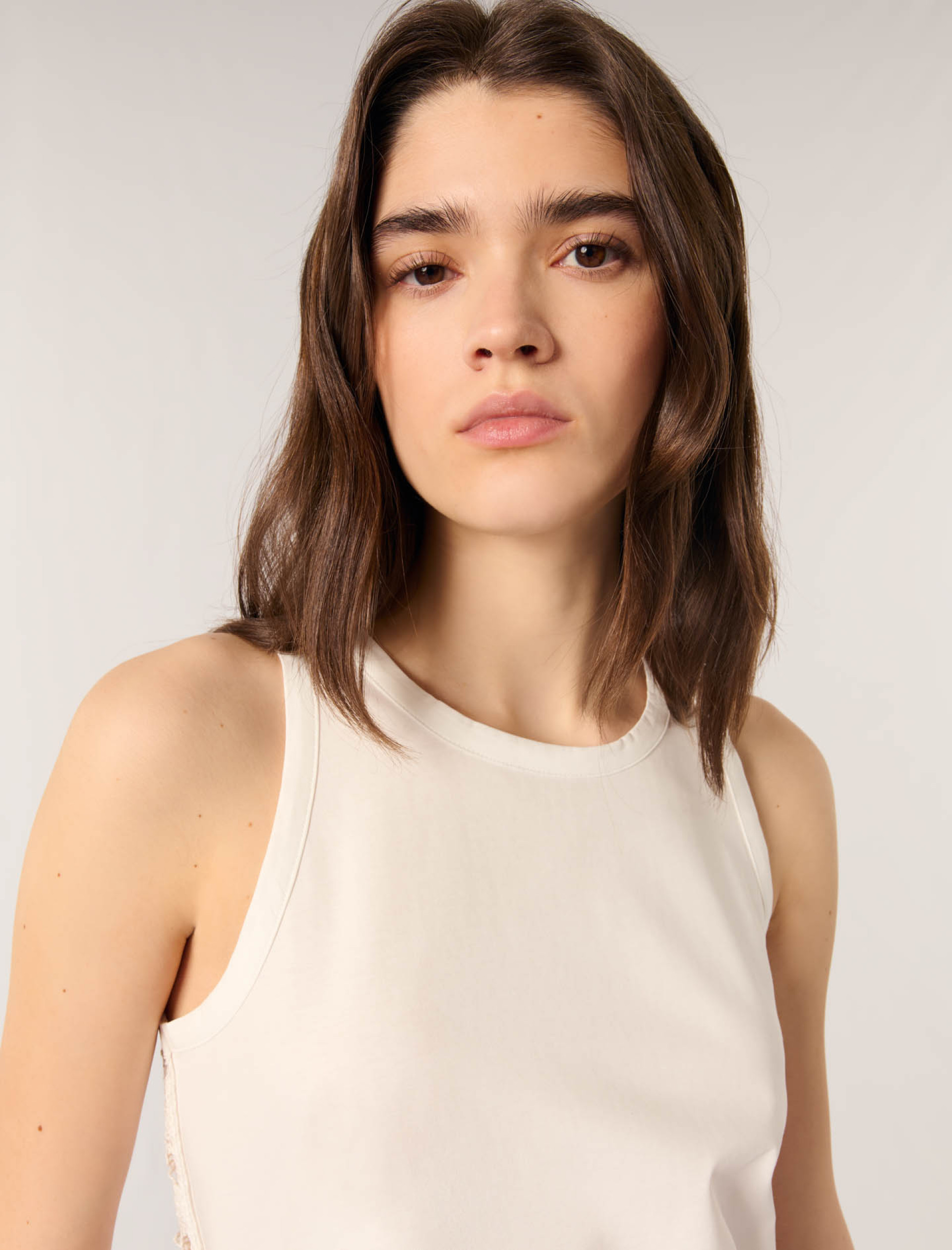 Жіночий топ з в'язаною вставкою на спині