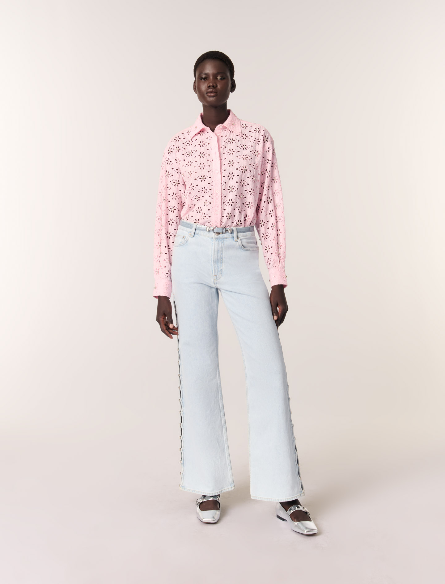 Женская рубашка с вышитыми цветами