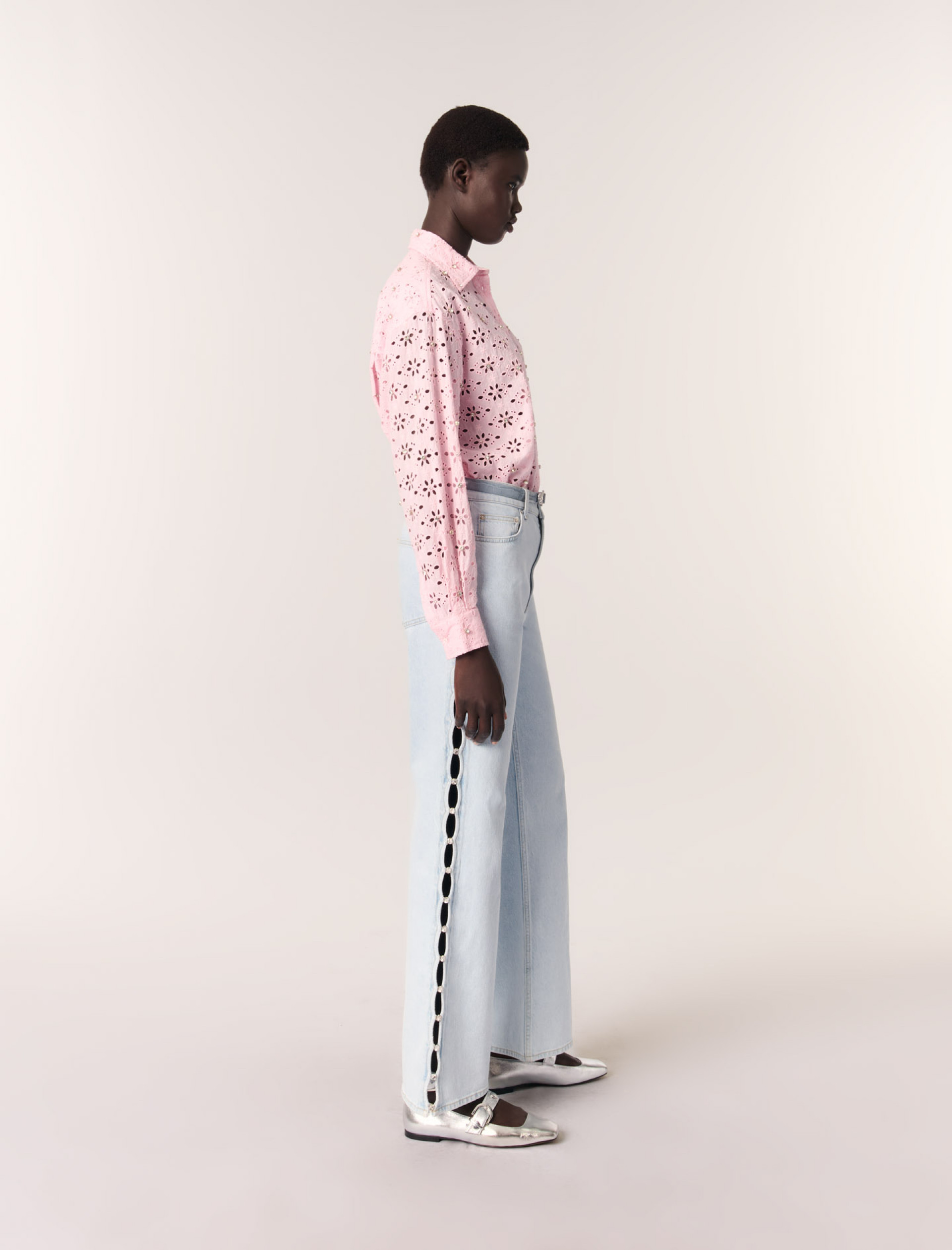 Женская рубашка с вышитыми цветами