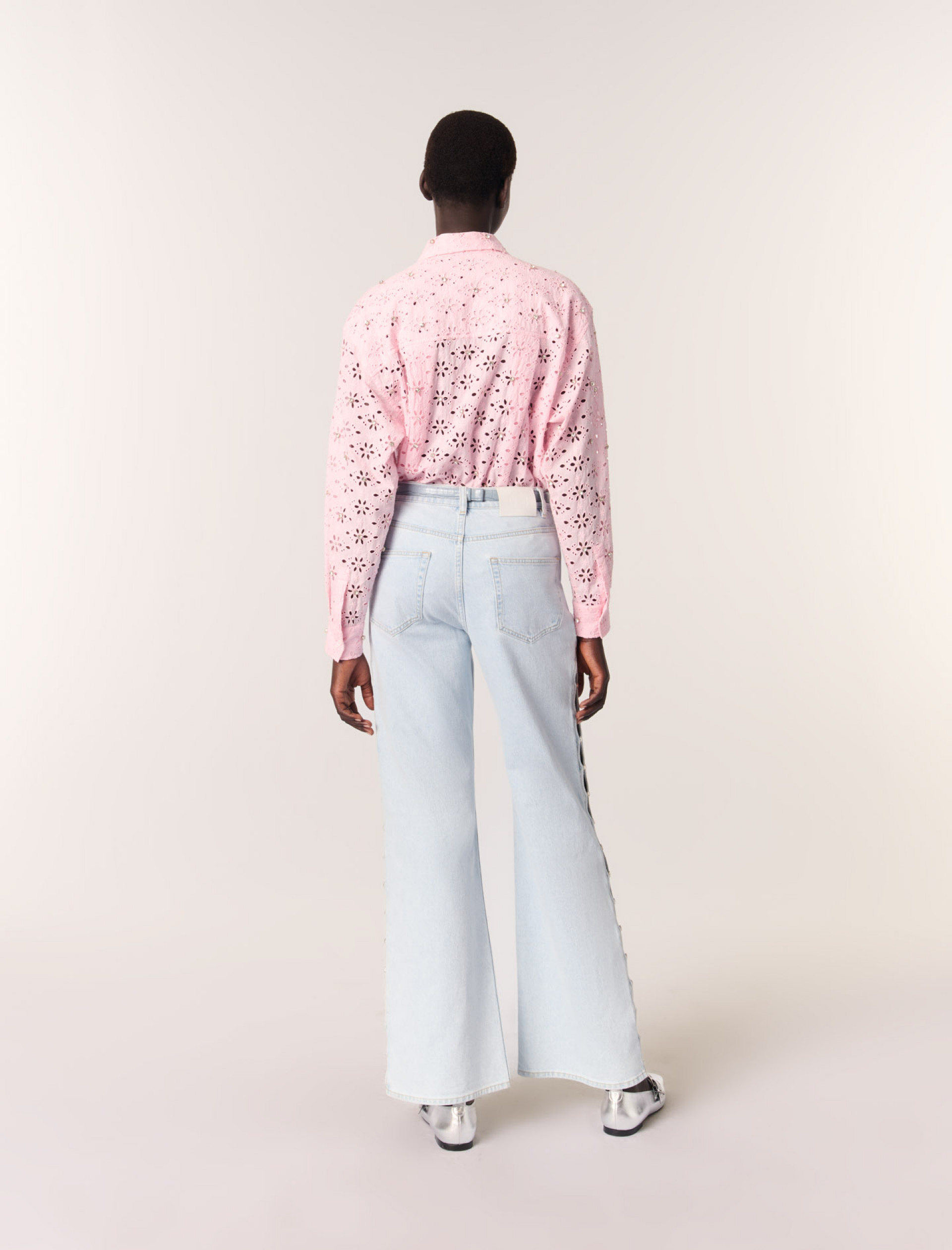 Женская рубашка с вышитыми цветами