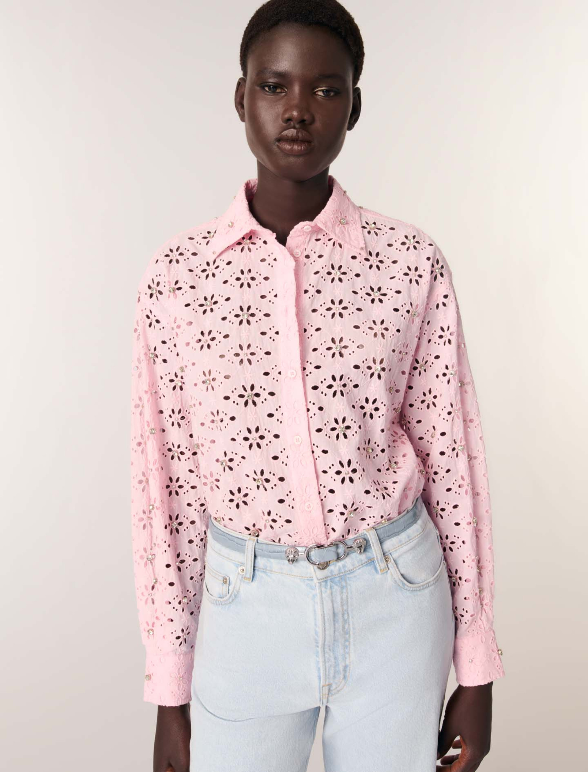 Женская рубашка с вышитыми цветами