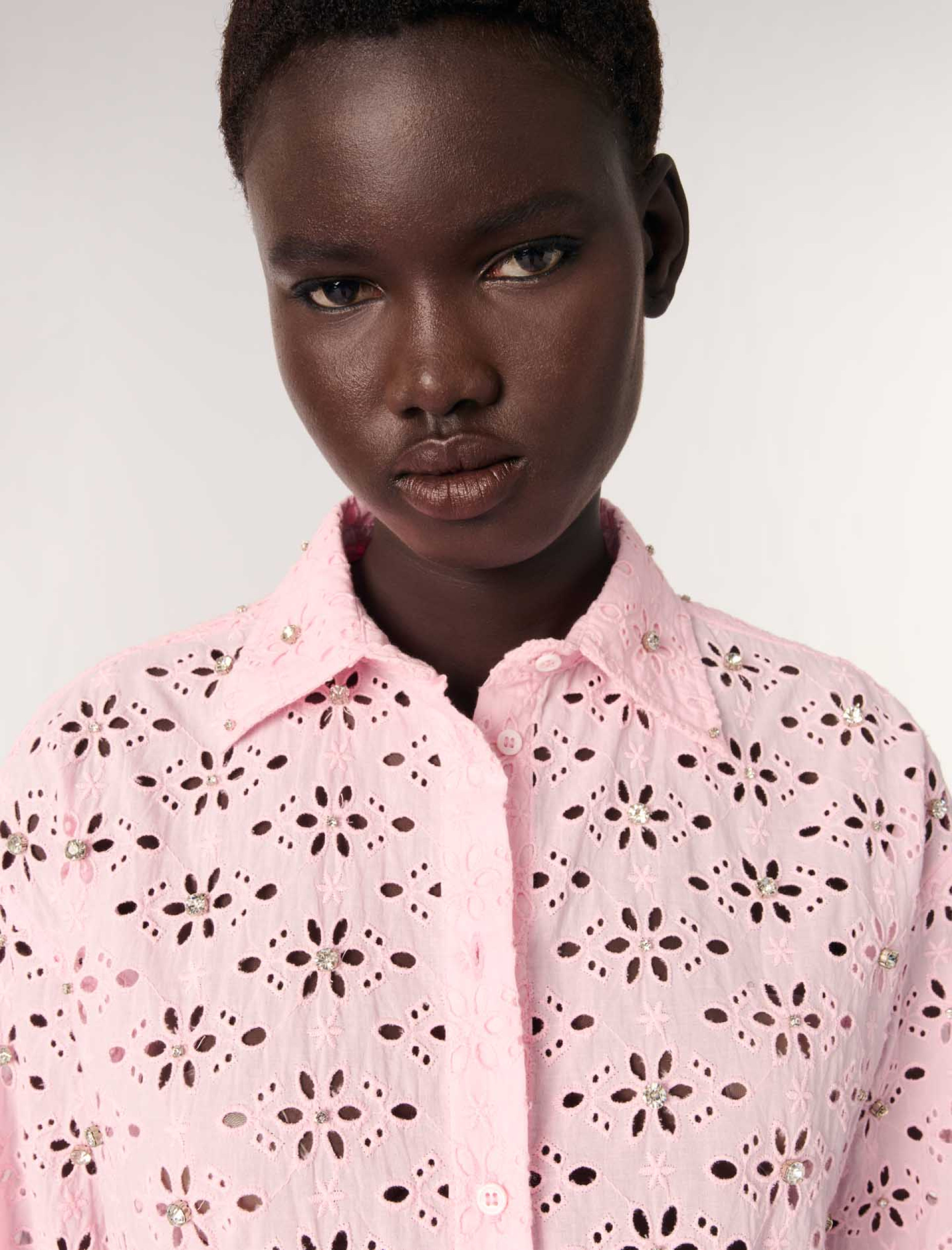 Женская рубашка с вышитыми цветами