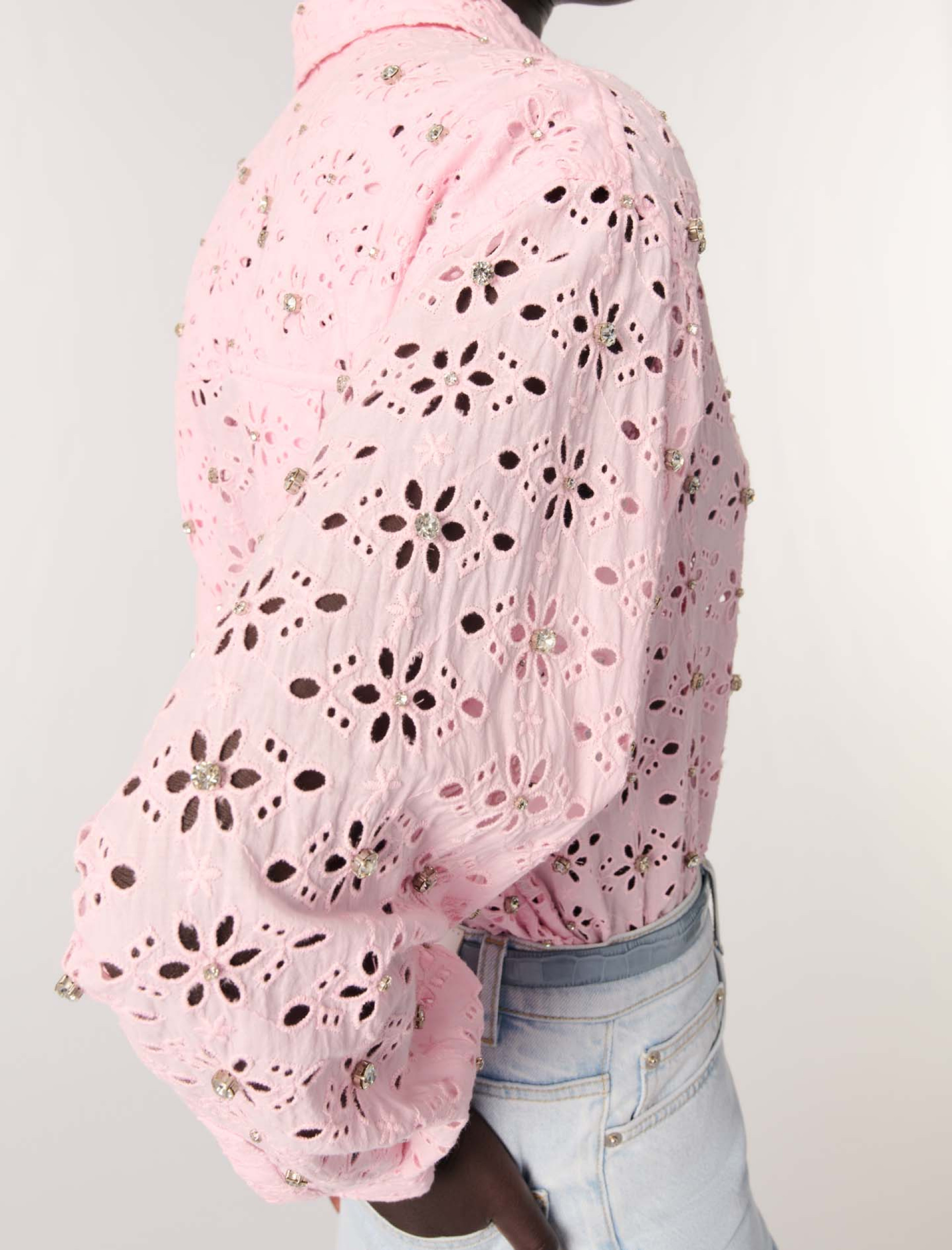 Женская рубашка с вышитыми цветами