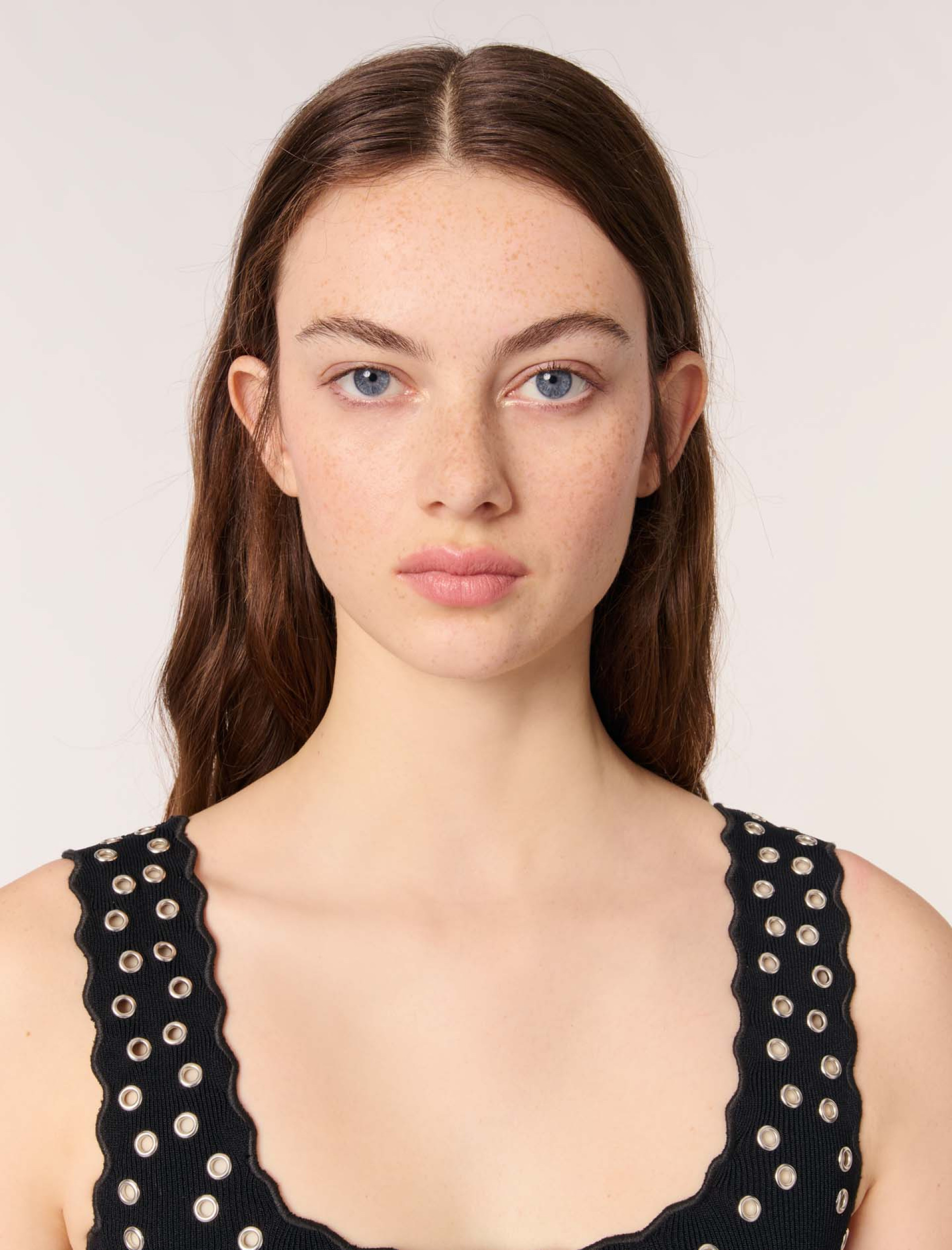 Жіноча коротка сукня з люверсами