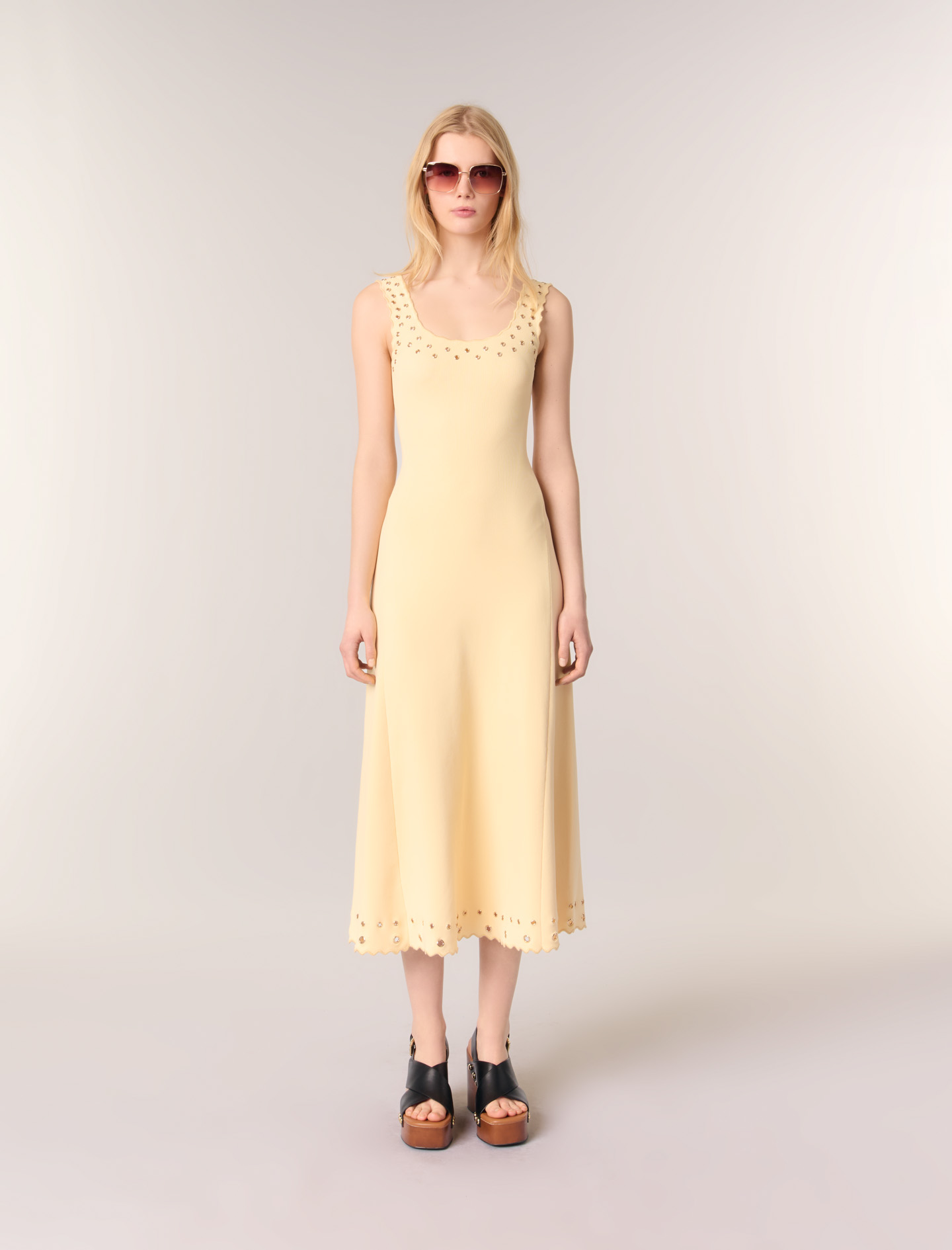 Женское длинное платье с люверсами