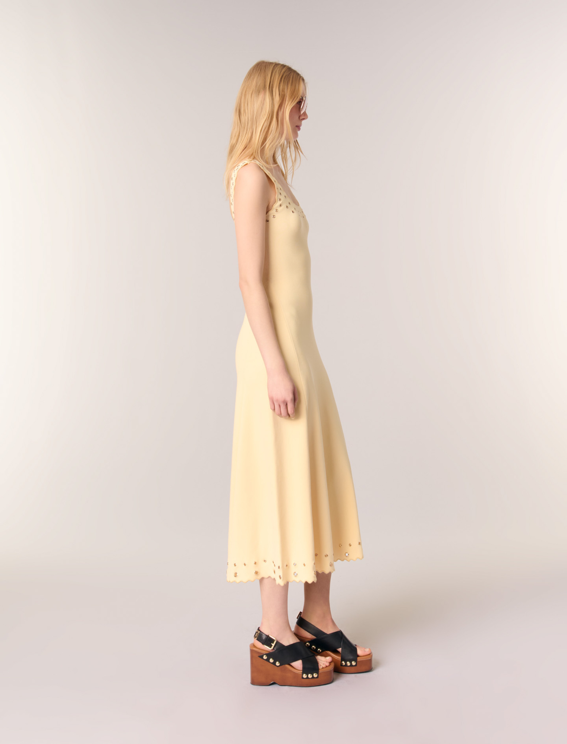 Женское длинное платье с люверсами