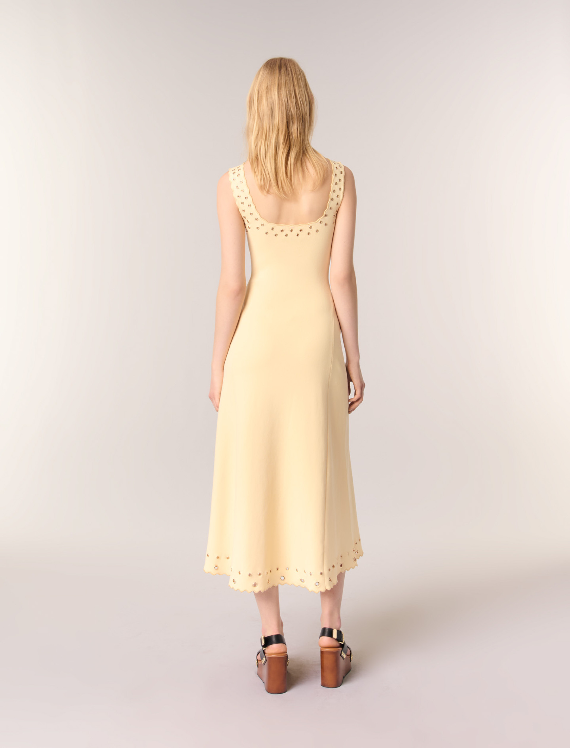 Женское длинное платье с люверсами