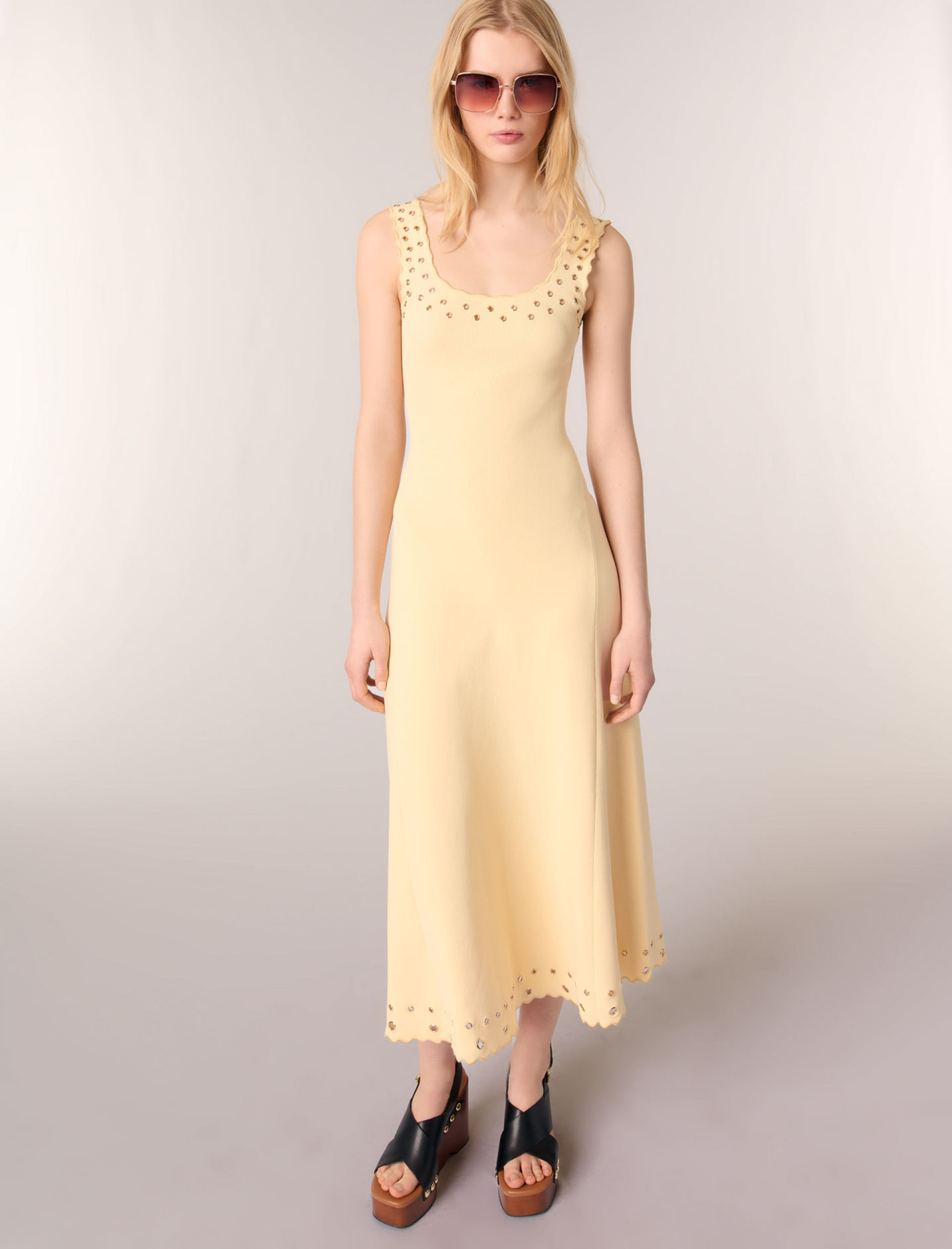 Женское длинное платье с люверсами