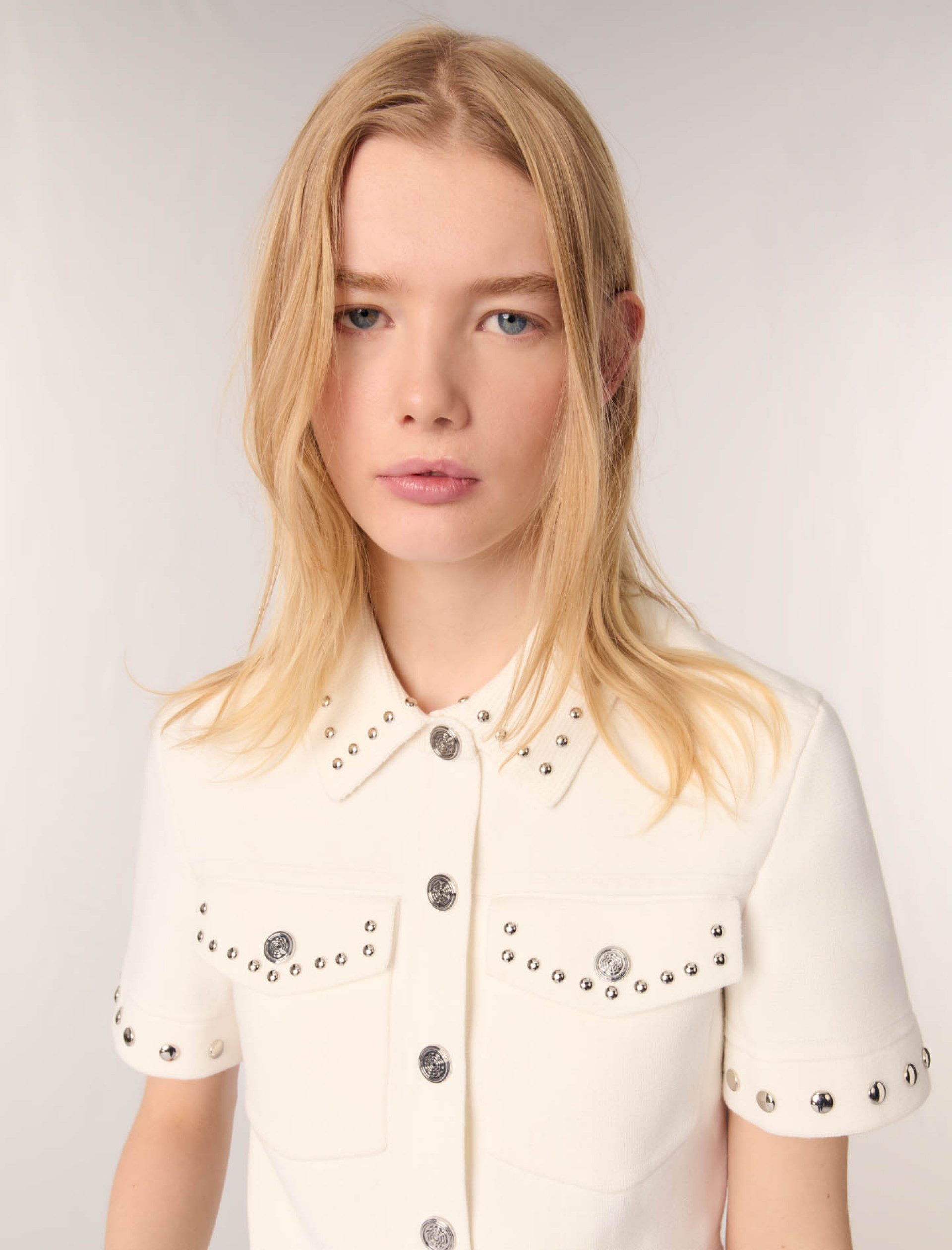 Женский короткий кардиган с заклепками